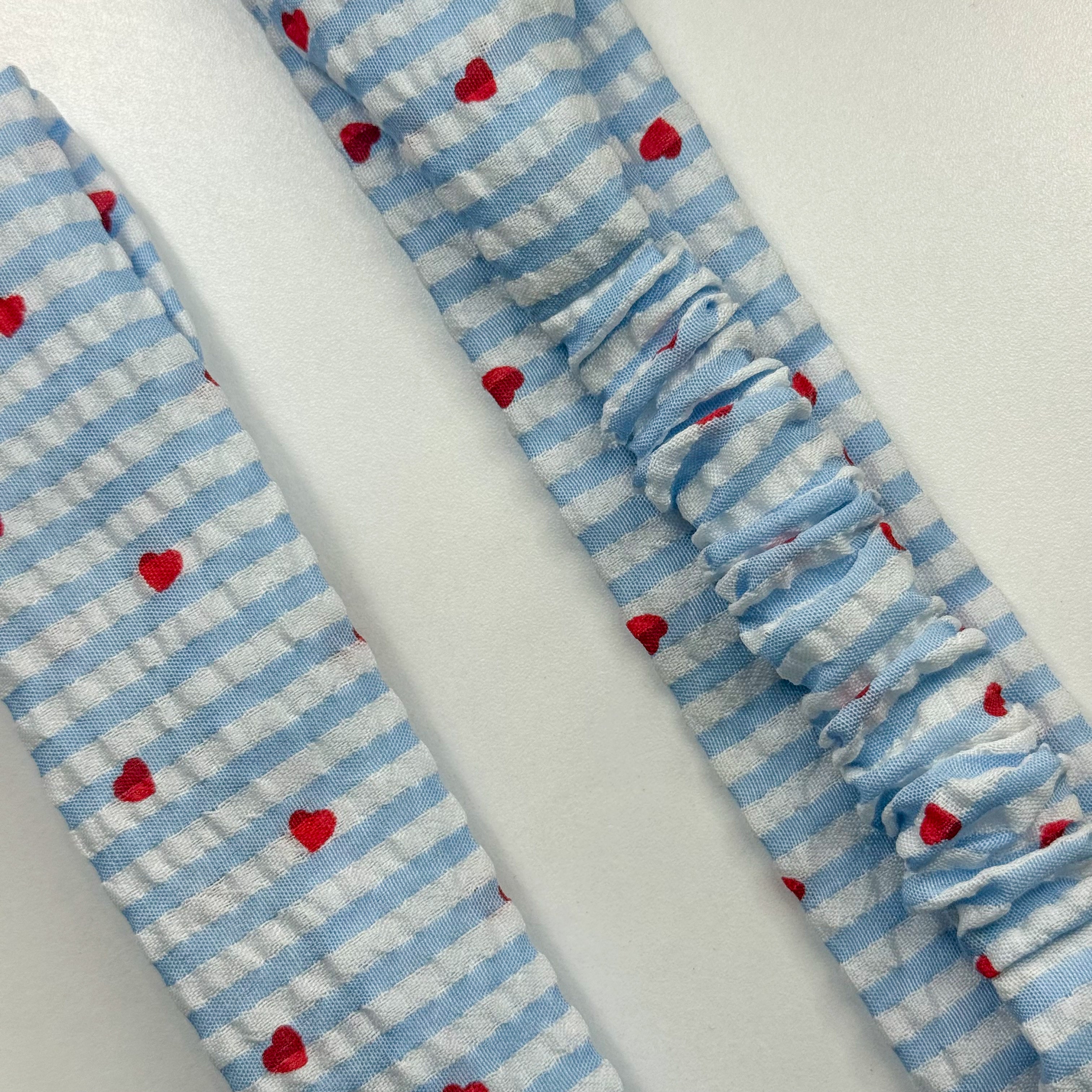 Bandeau Azélie - Gaze rayée bleu ciel cœurs rouges cousu main