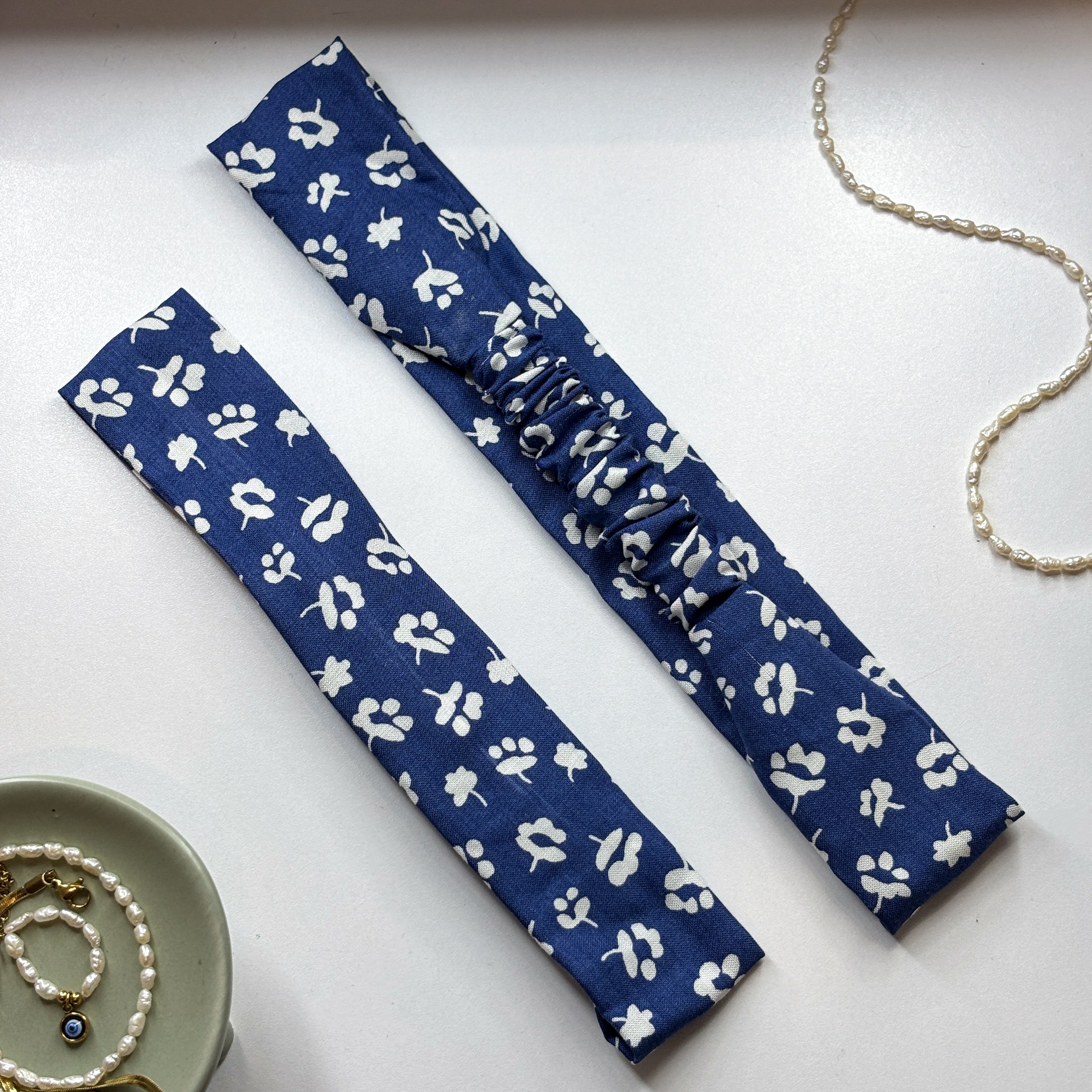 Bandeau Daphné - Coton bleu fleurs blanches cousu main