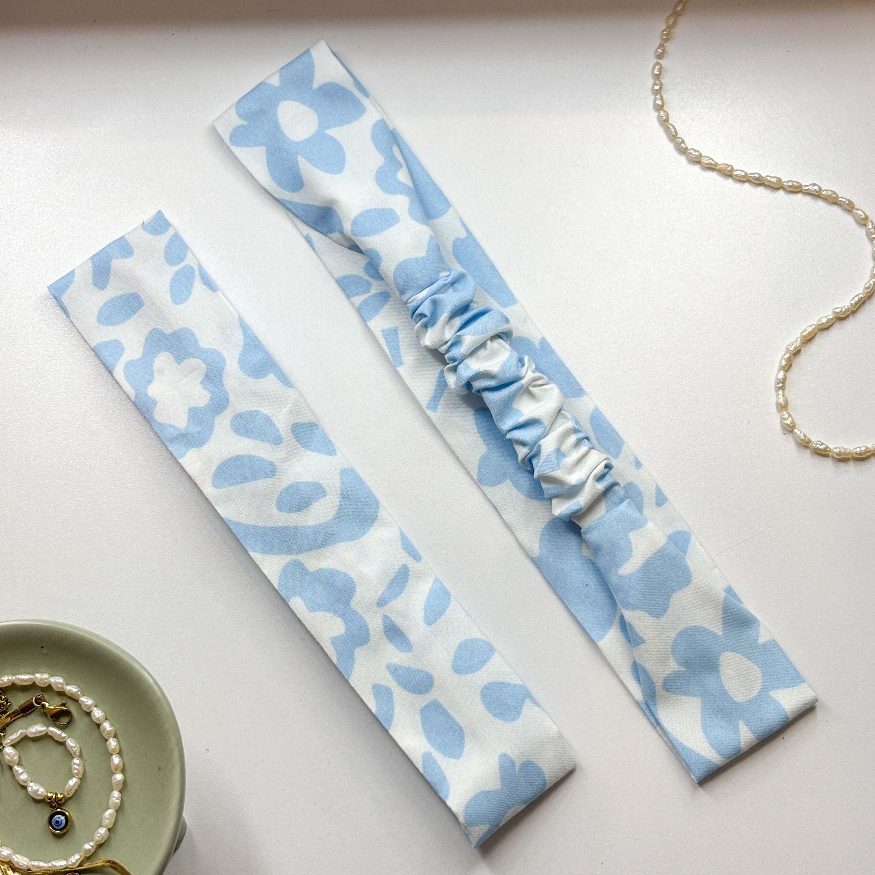 Bandeau Léna - Coton blanc à fleurs bleu ciel cousu main