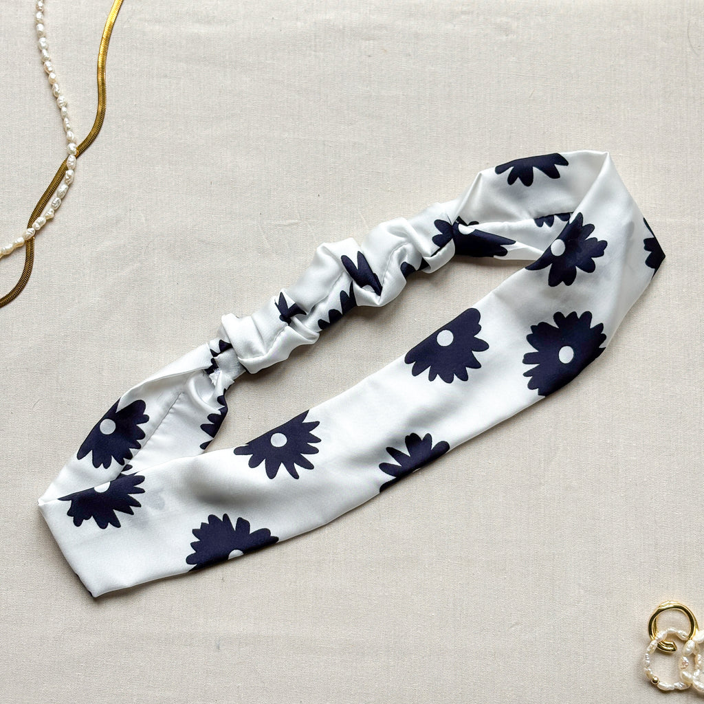 Bandeau Isadora en satin blanc à fleurs bleu marine