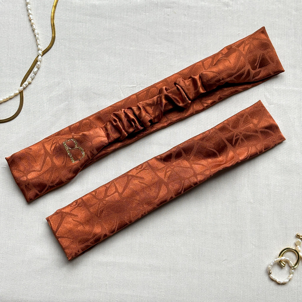 Bandeau Alexandra en satin marron à motifs