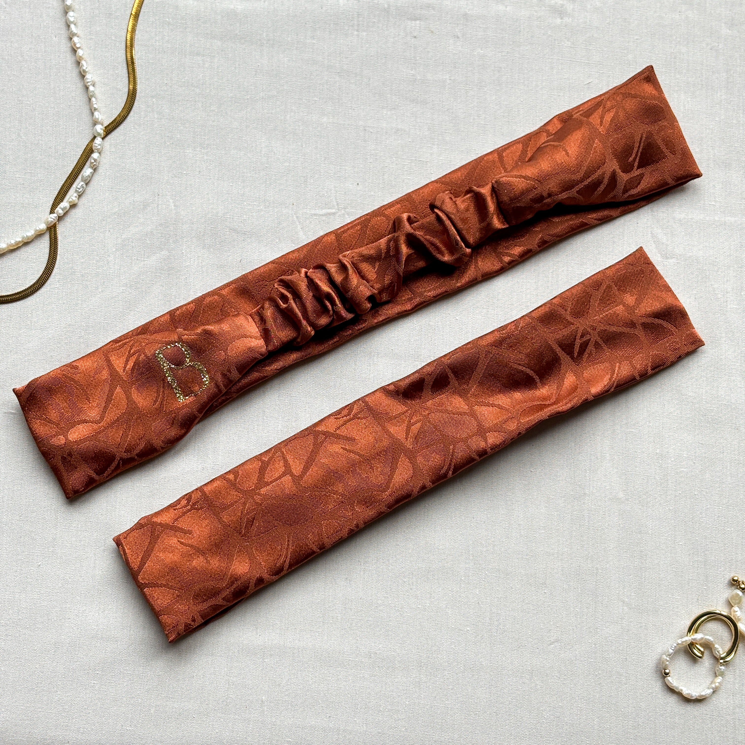 Bandeau Alexandra en satin marron à motifs