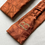 Bandeau Alexandra en satin marron à motifs