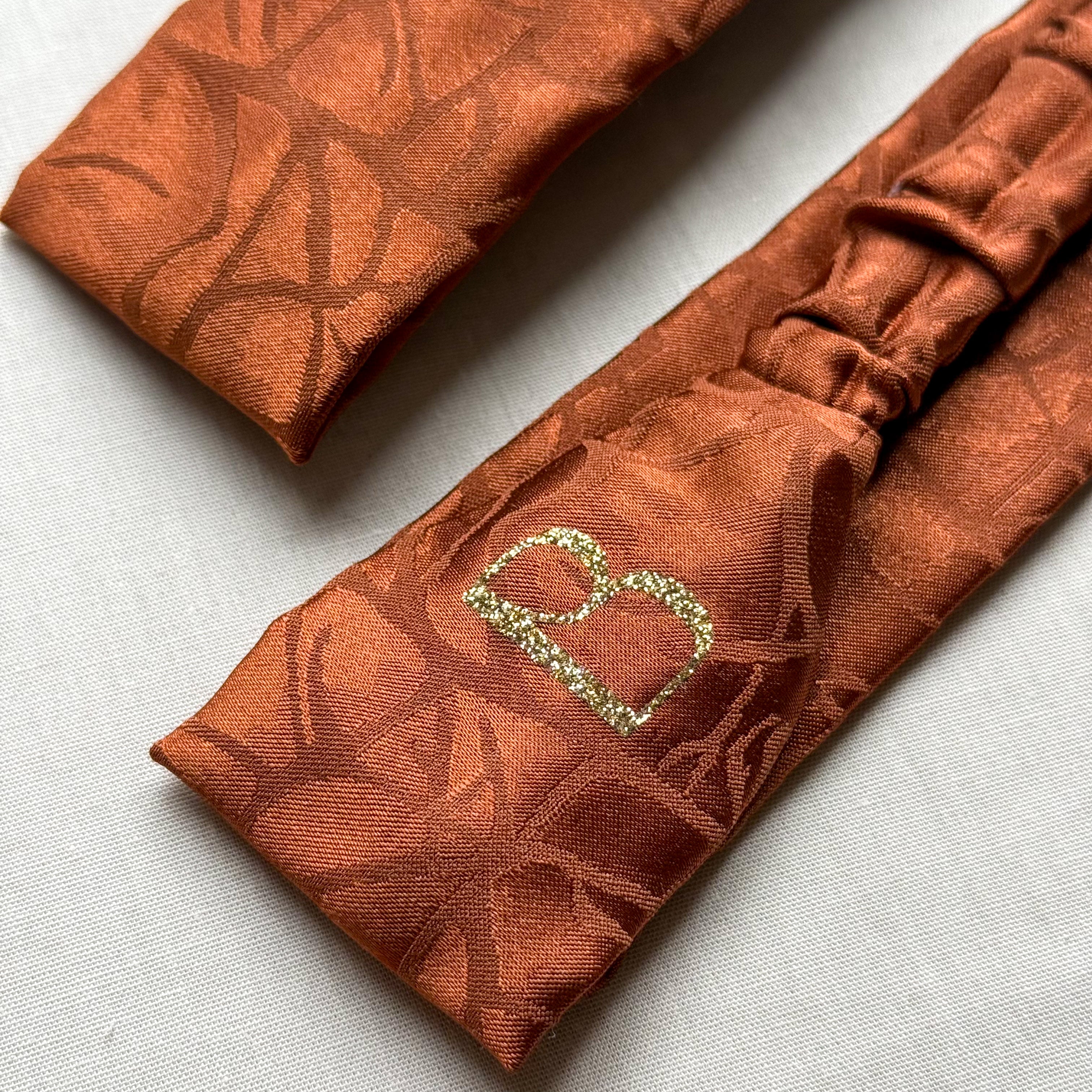 Bandeau Alexandra en satin marron à motifs