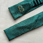 Bandeau Elya en satin vert sapin écaillé