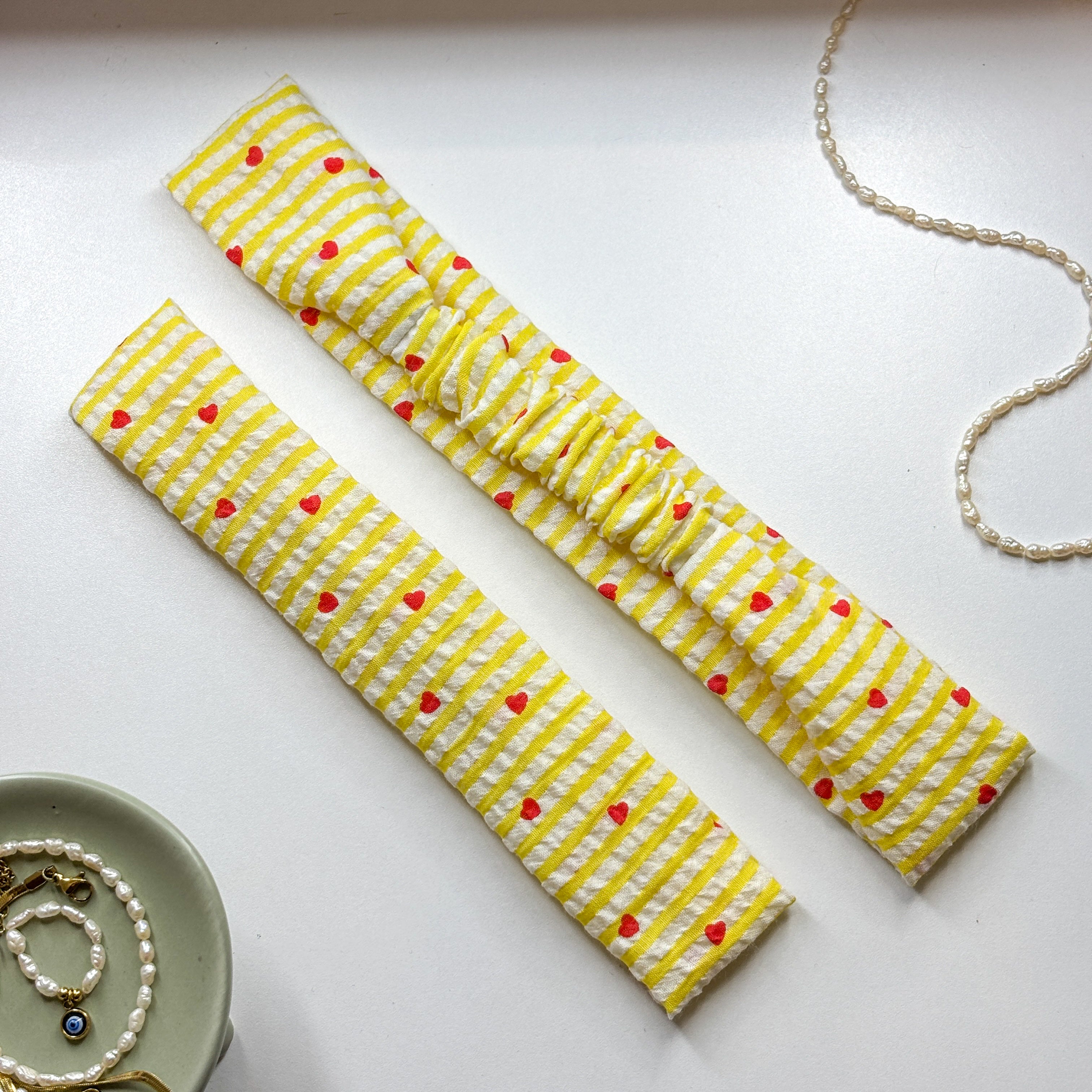 Bandeau Solea - Gaze rayée jaune cœurs rouges cousu main