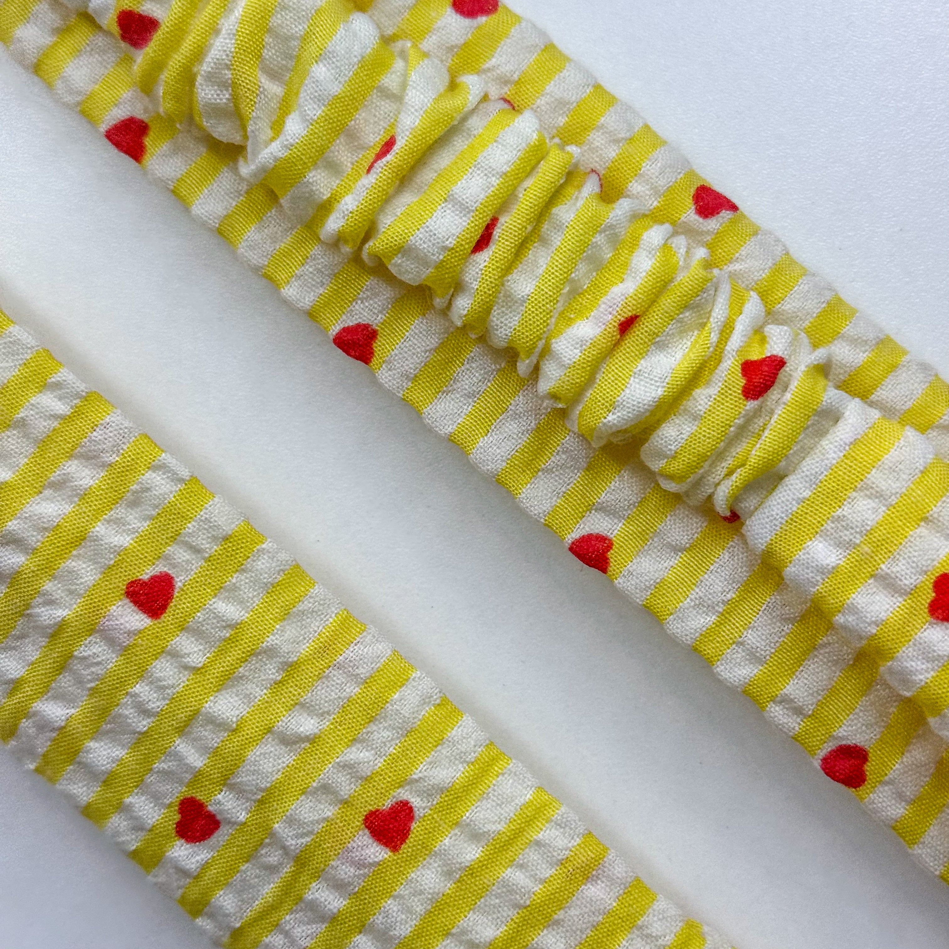 Bandeau Solea - Gaze rayée jaune cœurs rouges cousu main