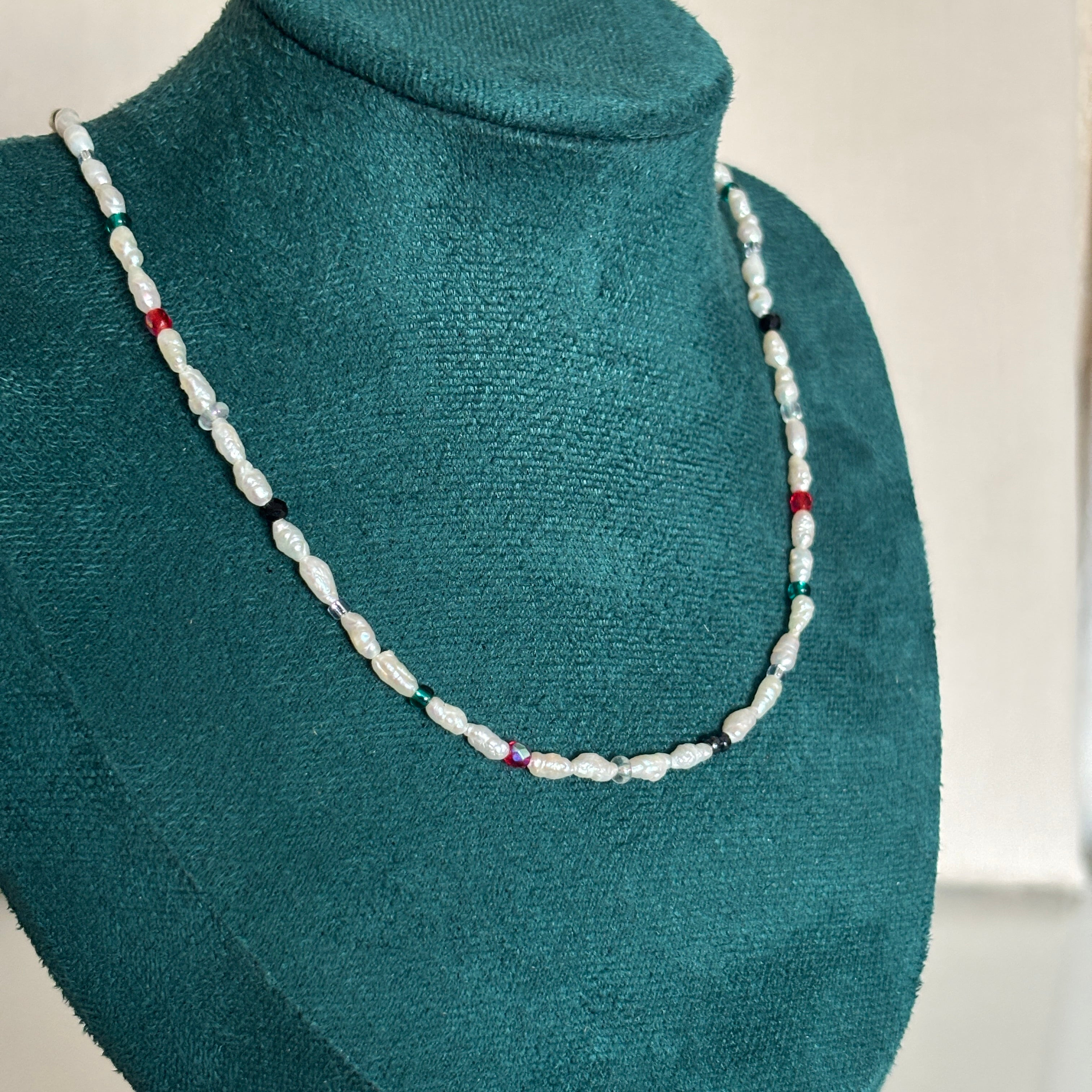 bijou collier goa perles de culture avec touches colorees