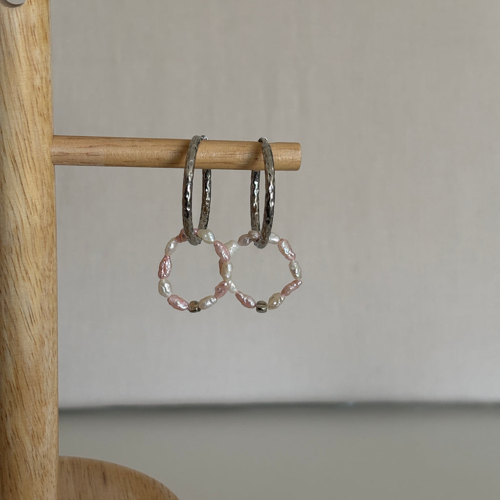 boucles oreilles nevis creoles martelées argent perles roses artisanales