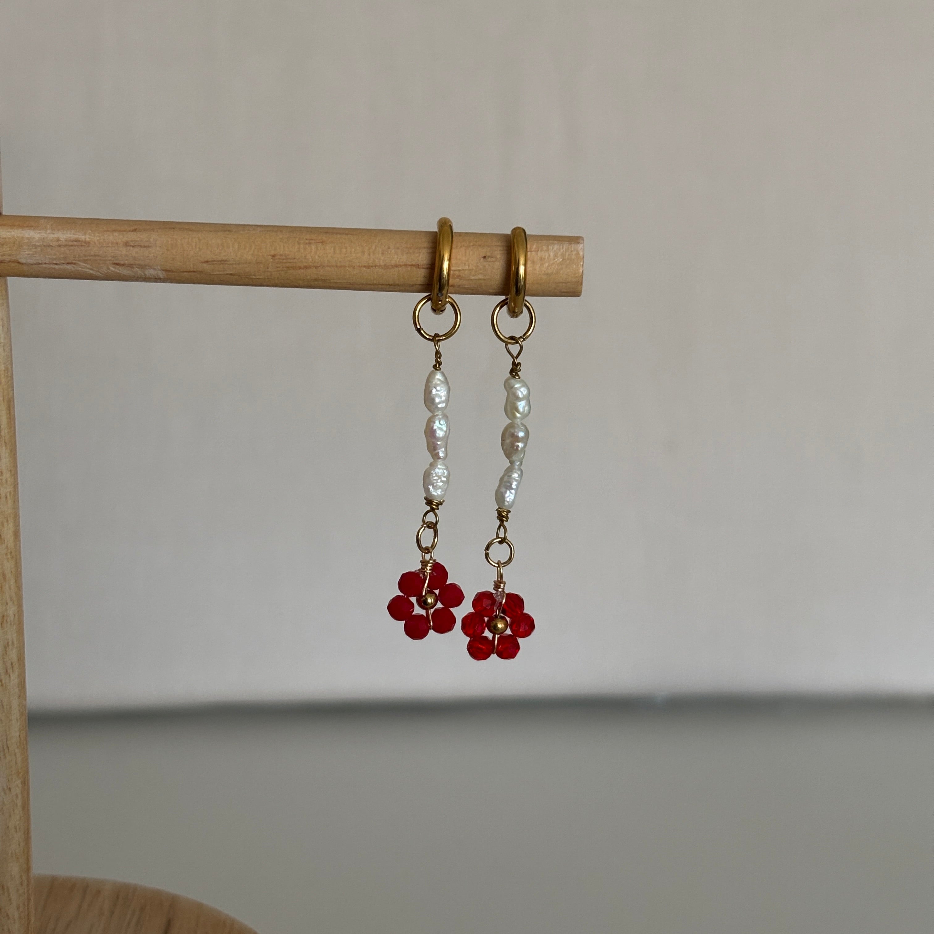 boucles oreilles saint-kitts pendantes fleurs rouges artisanales