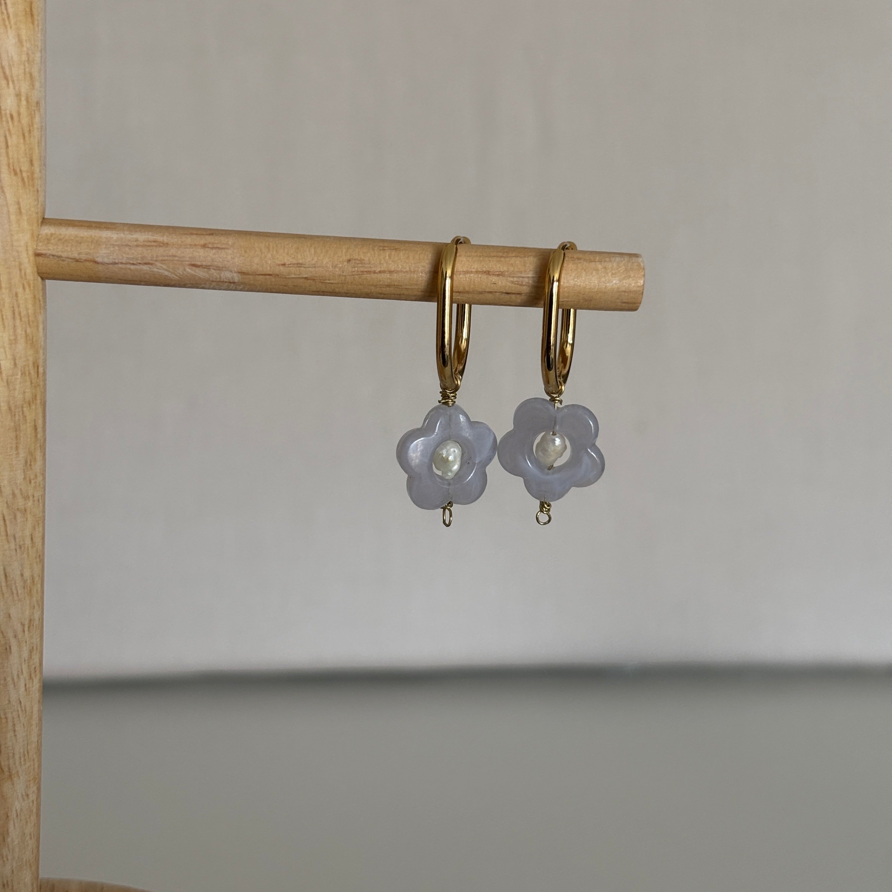 boucles oreilles tobago cays perle fleur grise artisanales