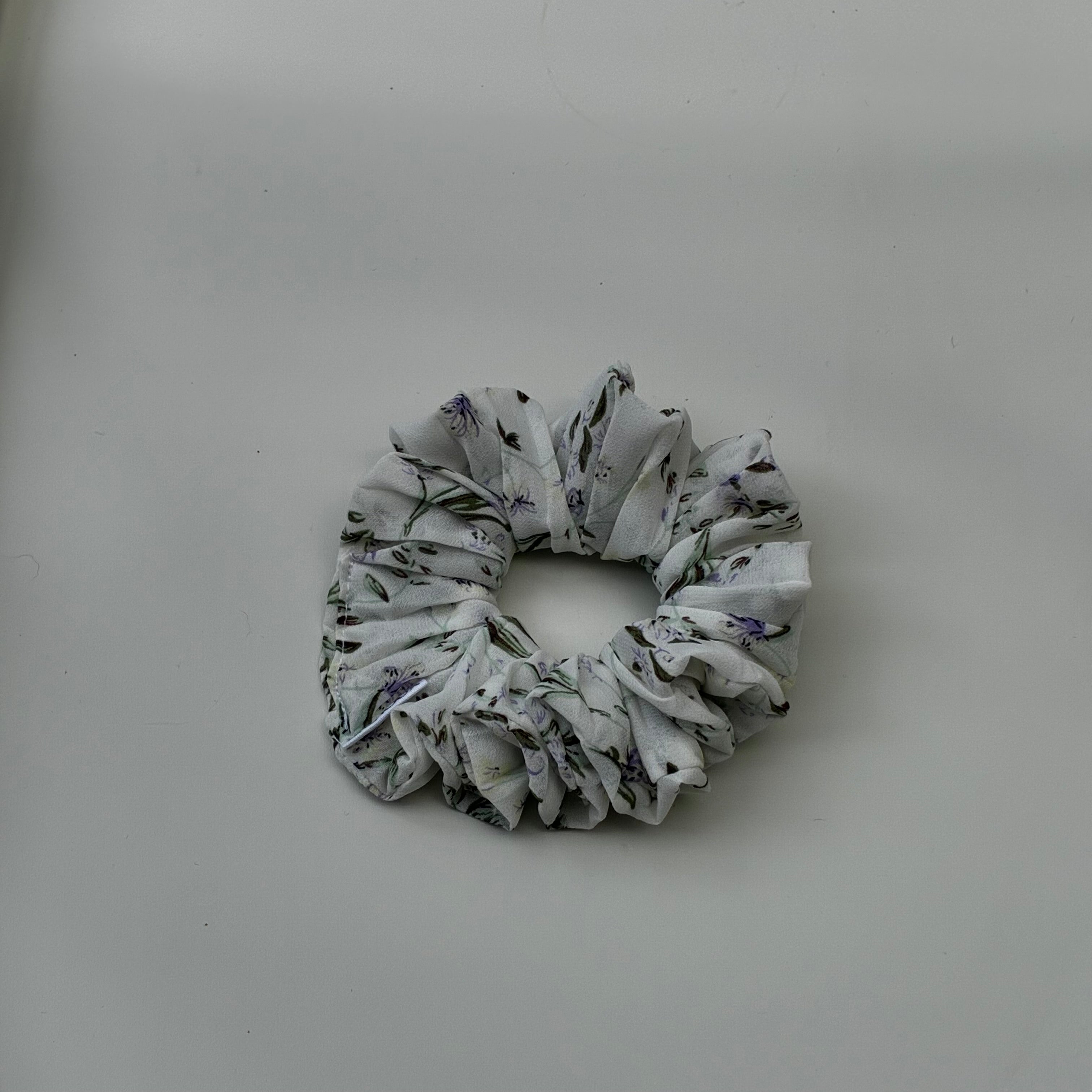 Chouchou cheveux fait main Alba – Mousseline blanche à fleurs - Alba