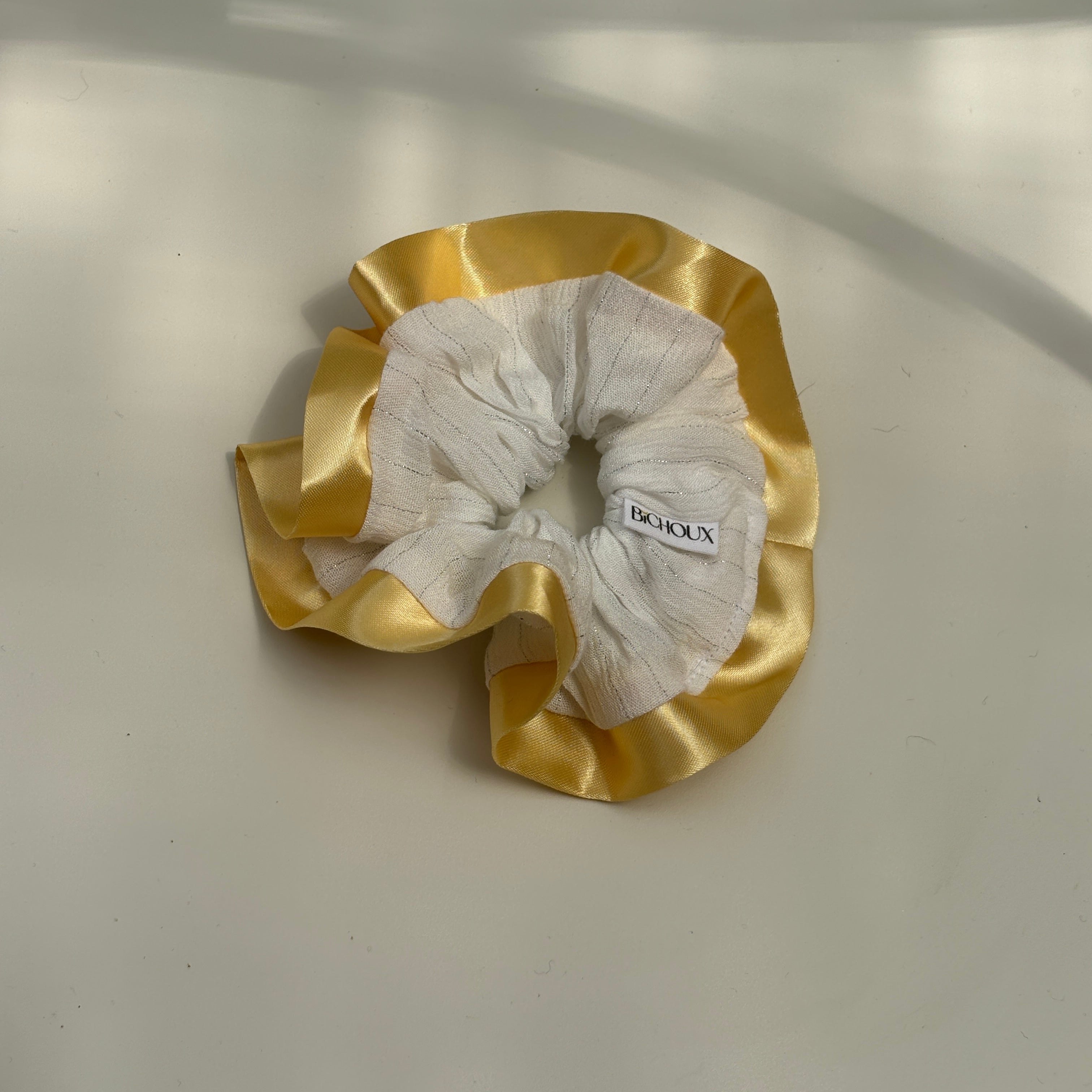 Chouchou cheveux fait main blanc liseret jaune - Sidonie