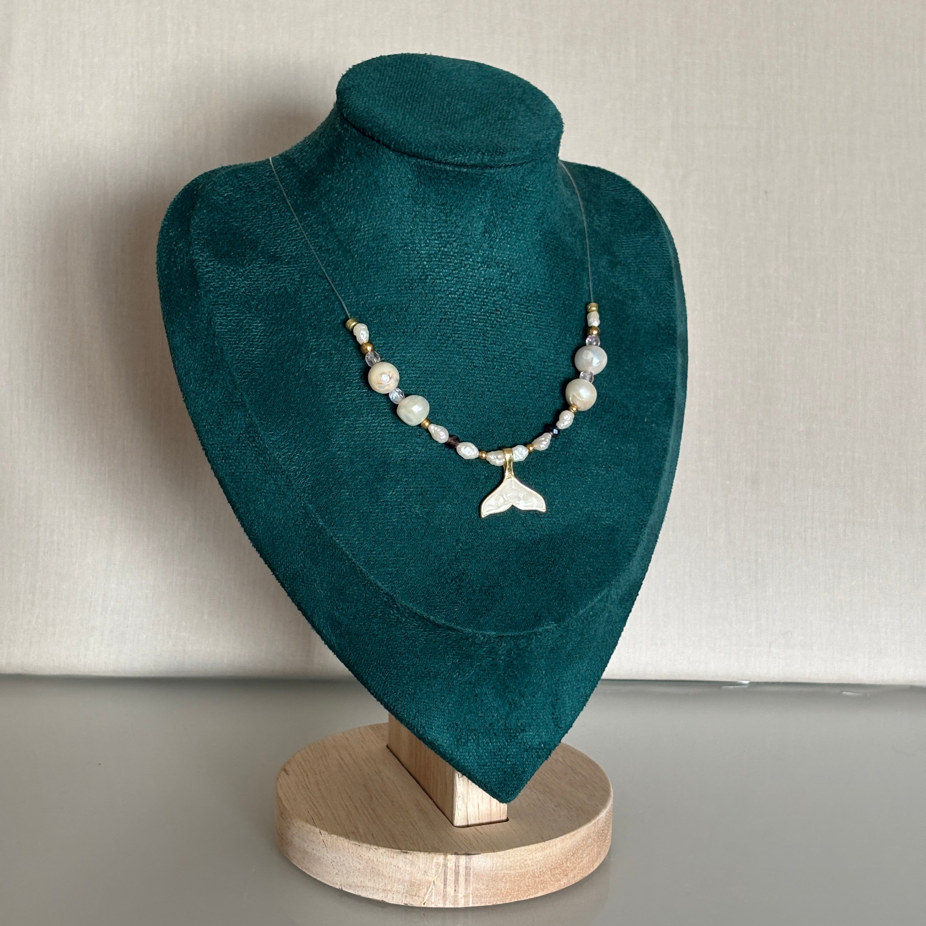 collier Naoussa ras de cou perles blanches queue de sirene bijou artisanal