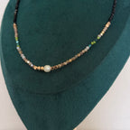 Collier Altea – Perles noires, vertes et perle centrale