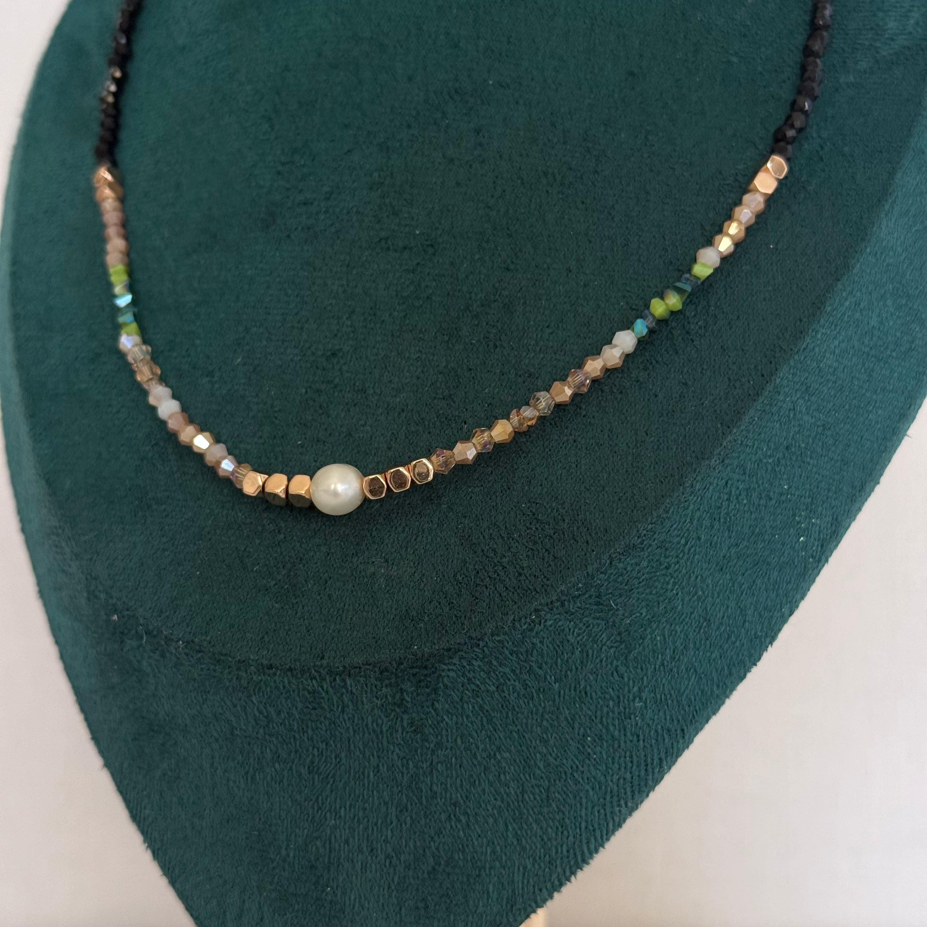 Collier Altea – Perles noires, vertes et perle centrale