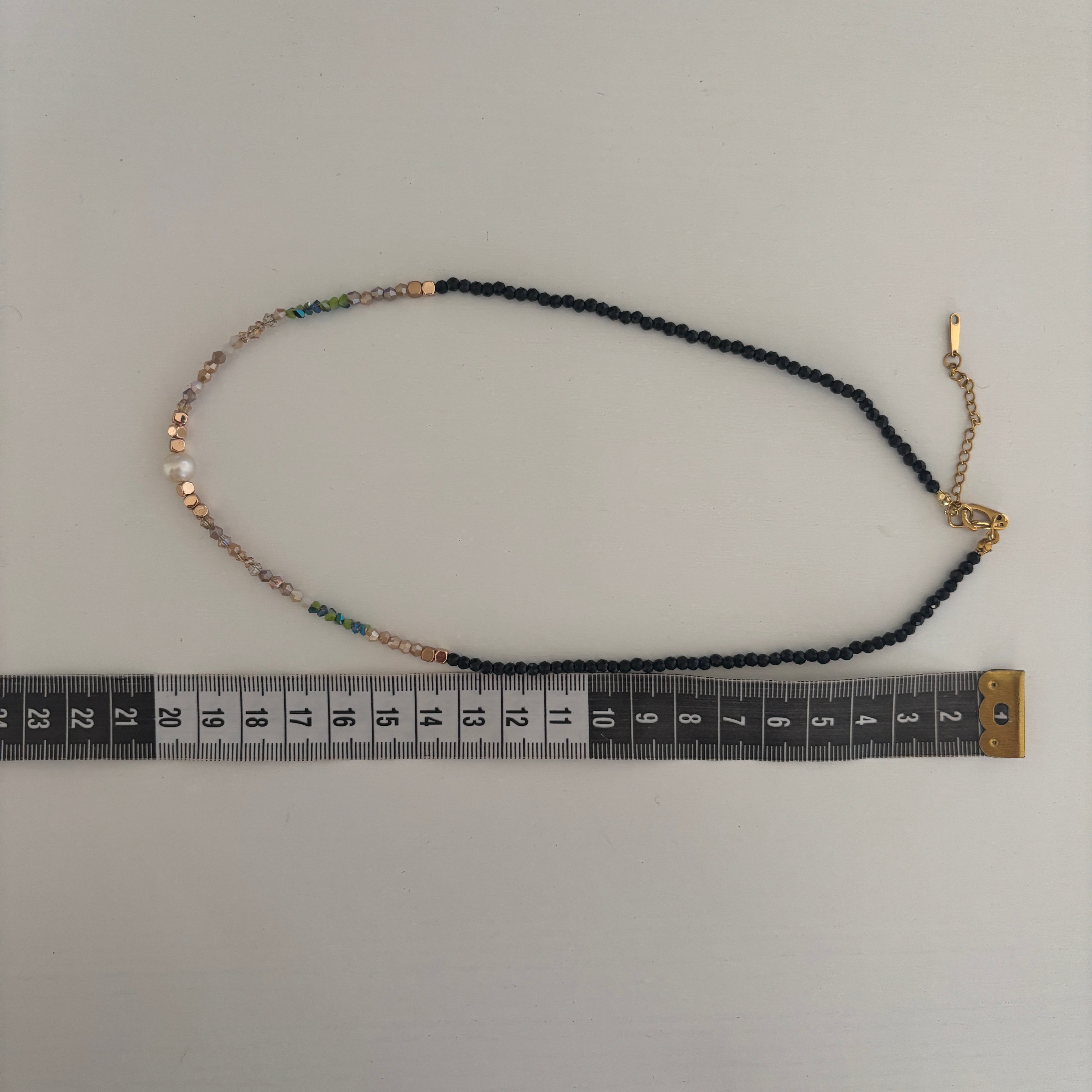 Collier Altea – Perles noires, vertes et perle centrale