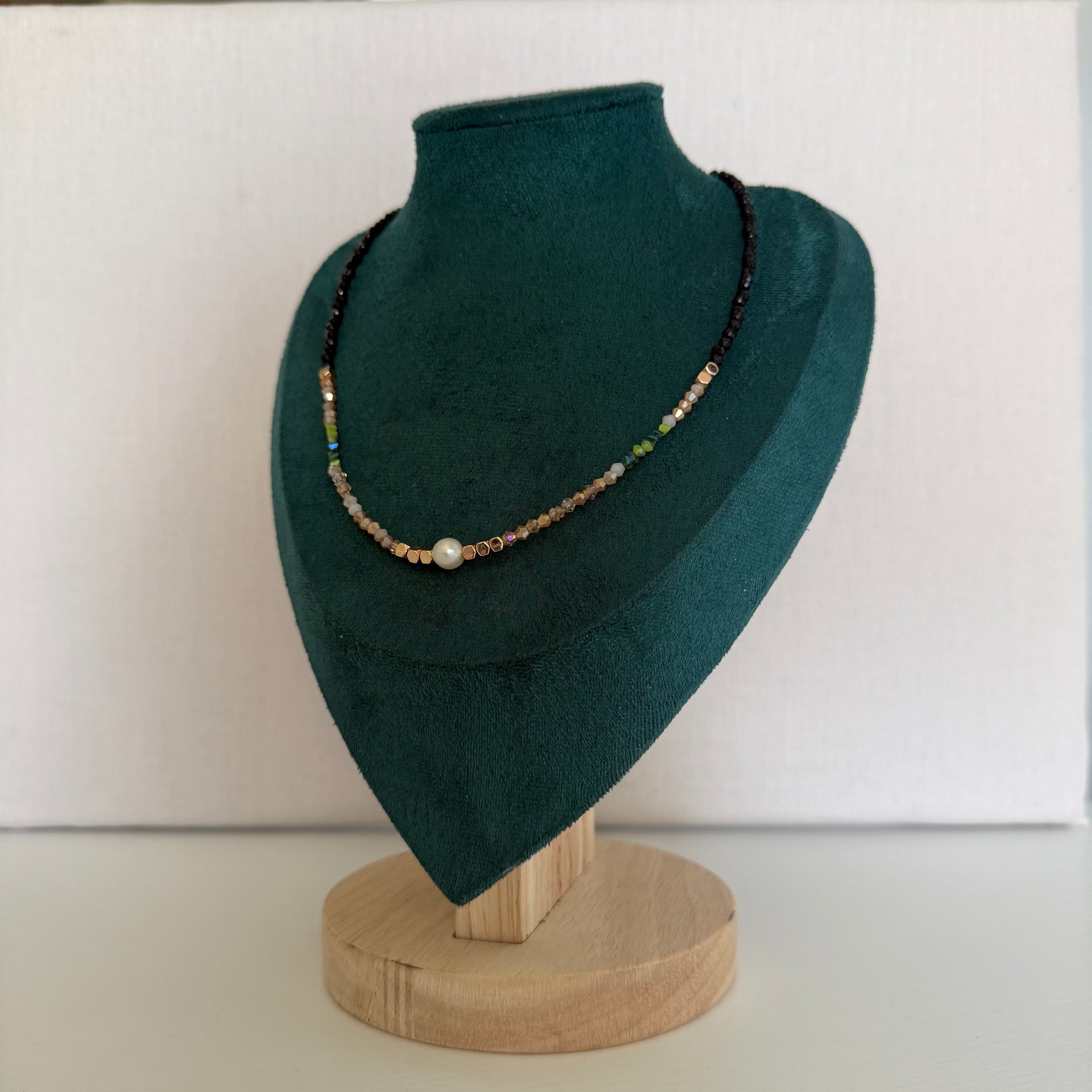 Collier Altea – Perles noires, vertes et perle centrale