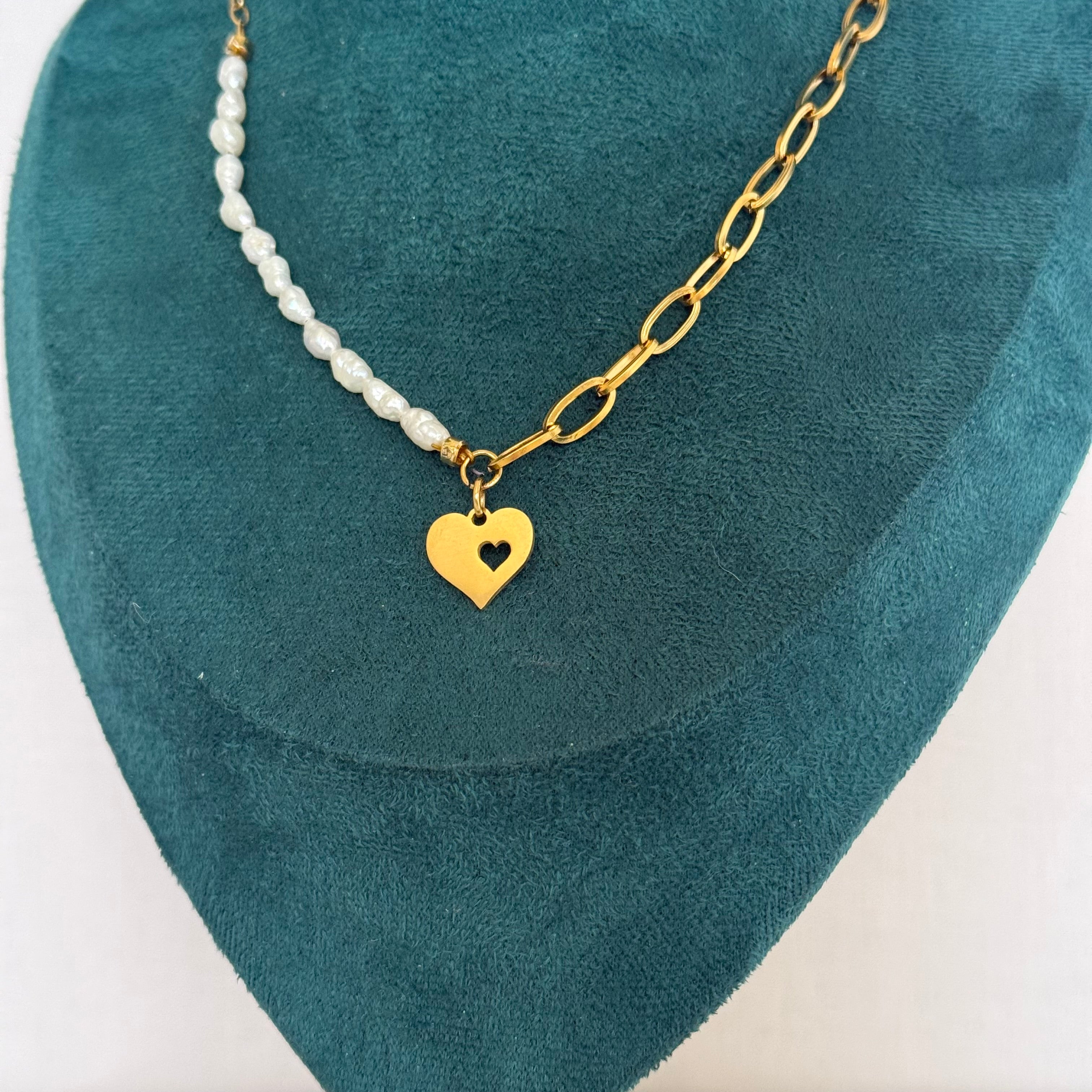 Collier Calviara – Perles blanches et chaîne dorée cœur