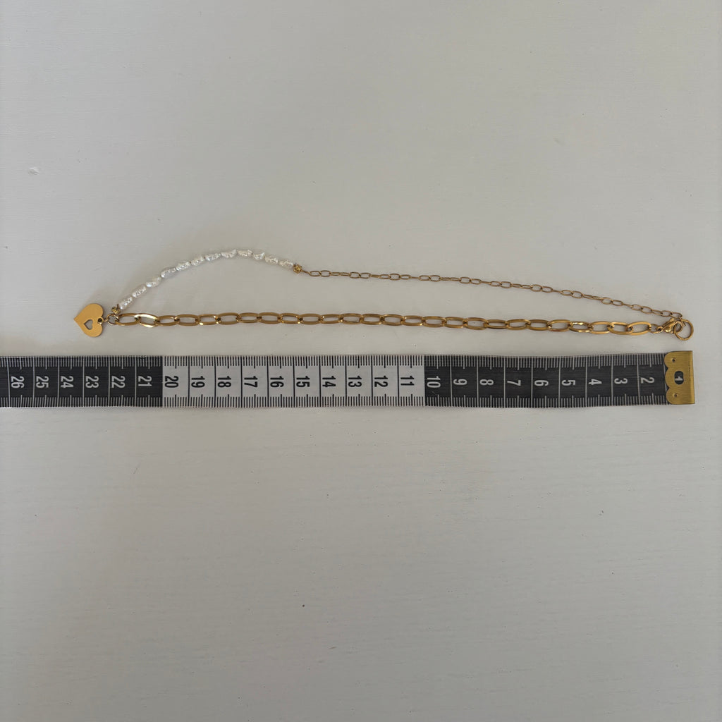 Collier Calviara – Perles blanches et chaîne dorée cœur