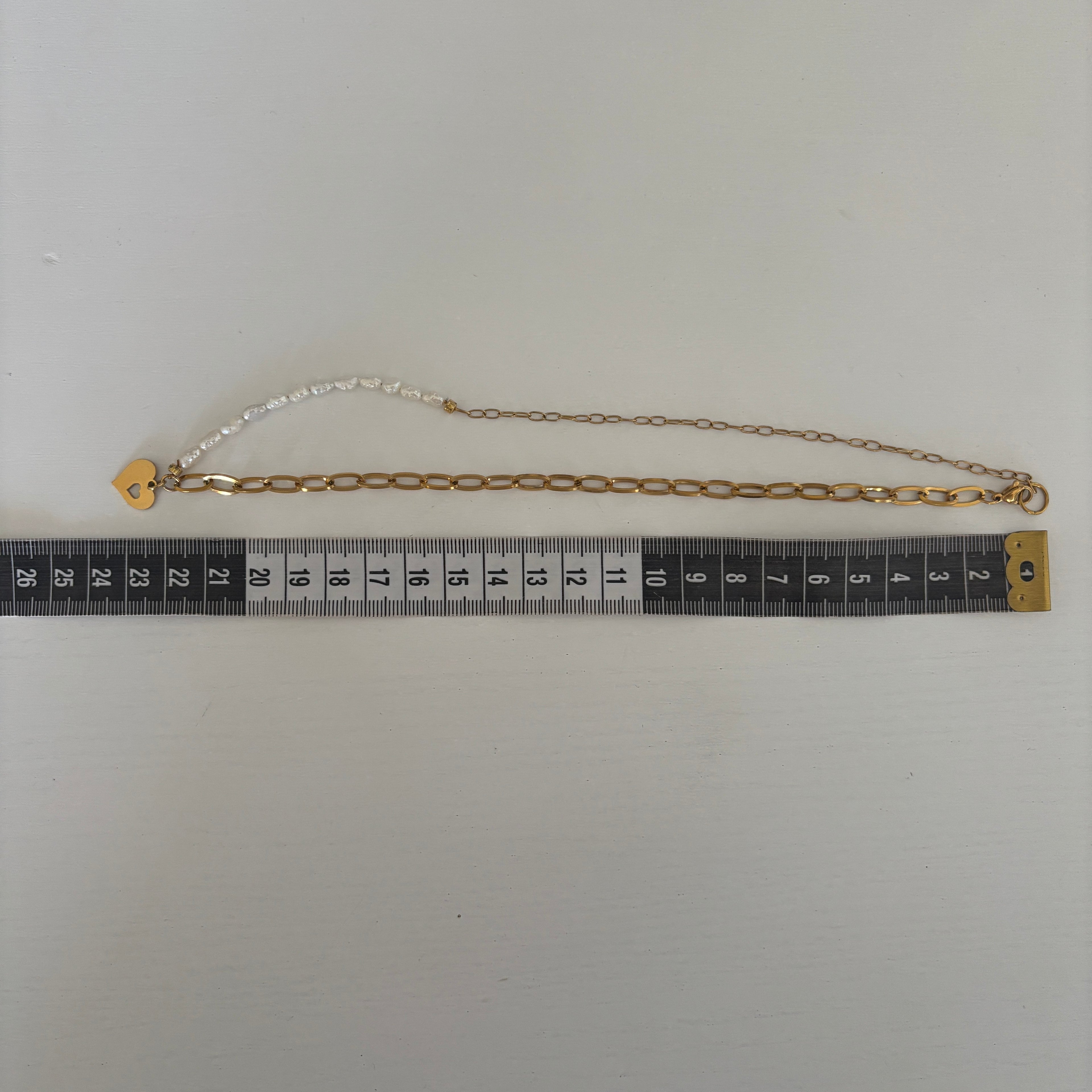 Collier Calviara – Perles blanches et chaîne dorée cœur