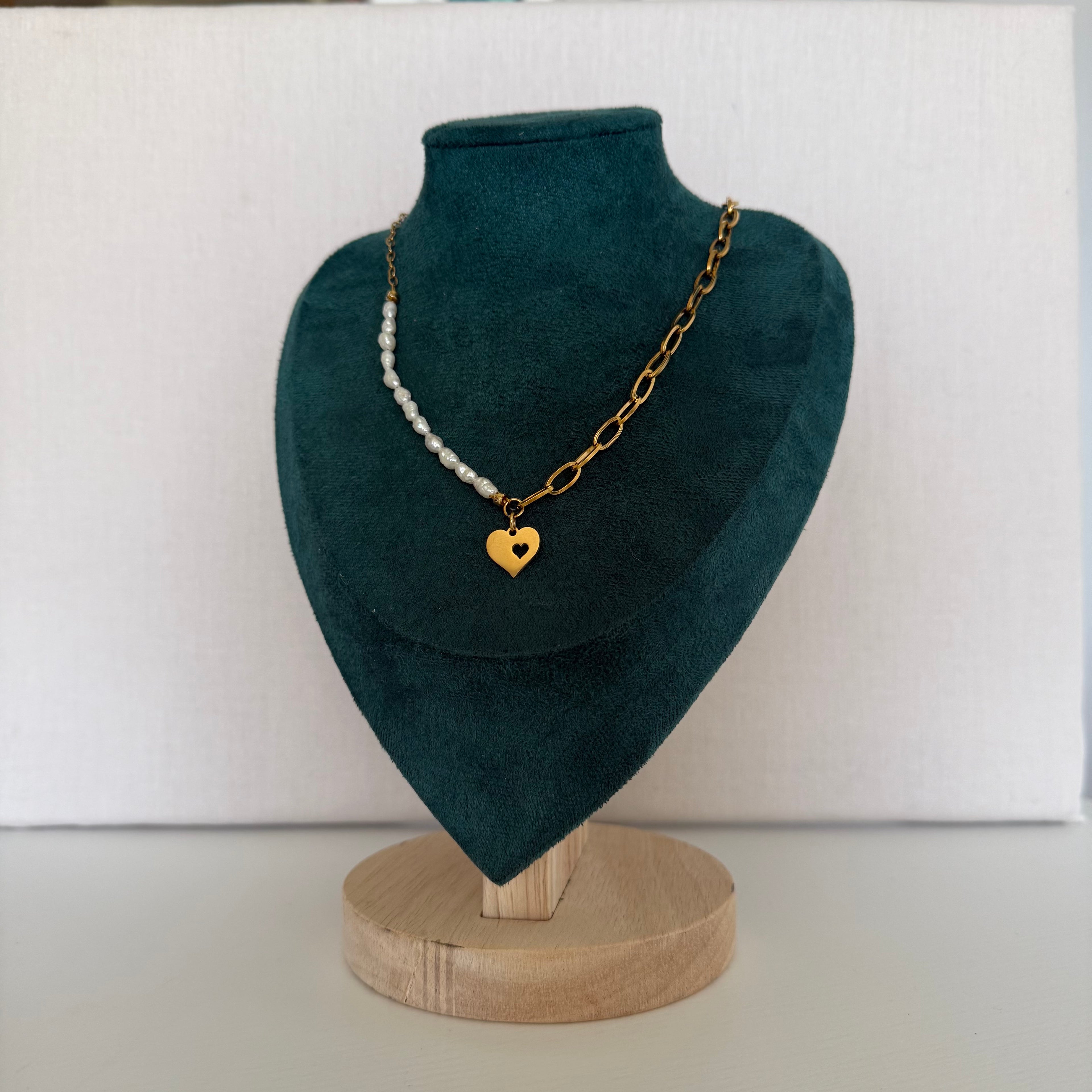 Collier Calviara – Perles blanches et chaîne dorée cœur