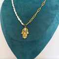 Collier Elaria – Perles, chaîne dorée et pendentifs porte-bonheur