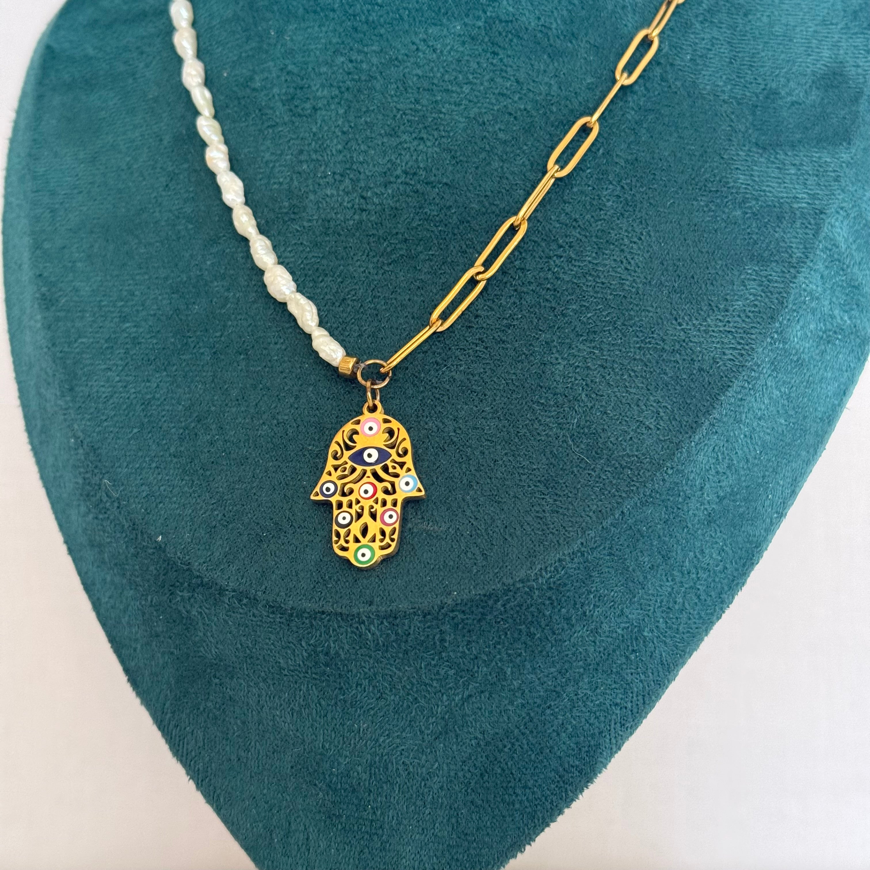 Collier Elaria – Perles, chaîne dorée et pendentifs porte-bonheur