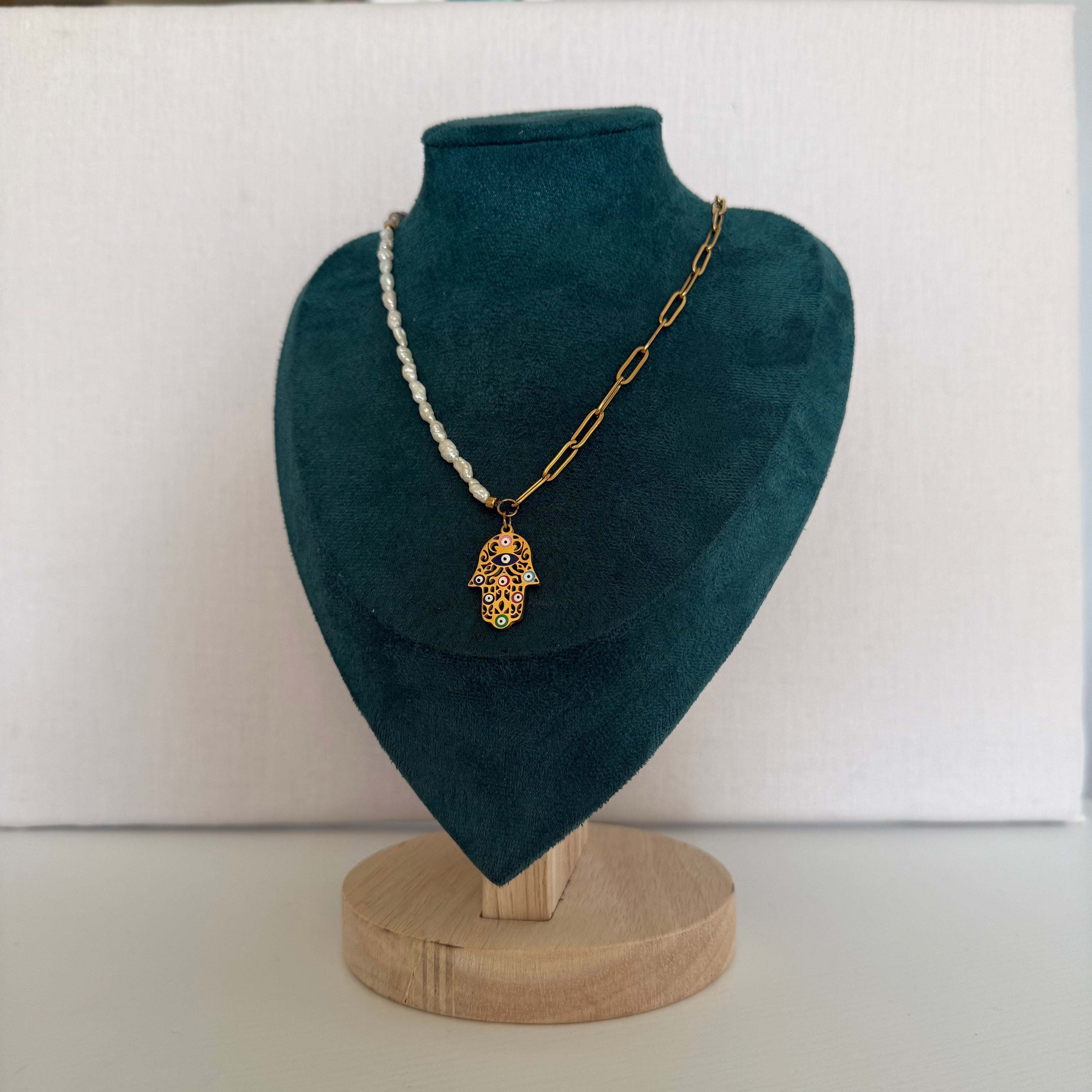Collier Elaria – Perles, chaîne dorée et pendentifs porte-bonheur