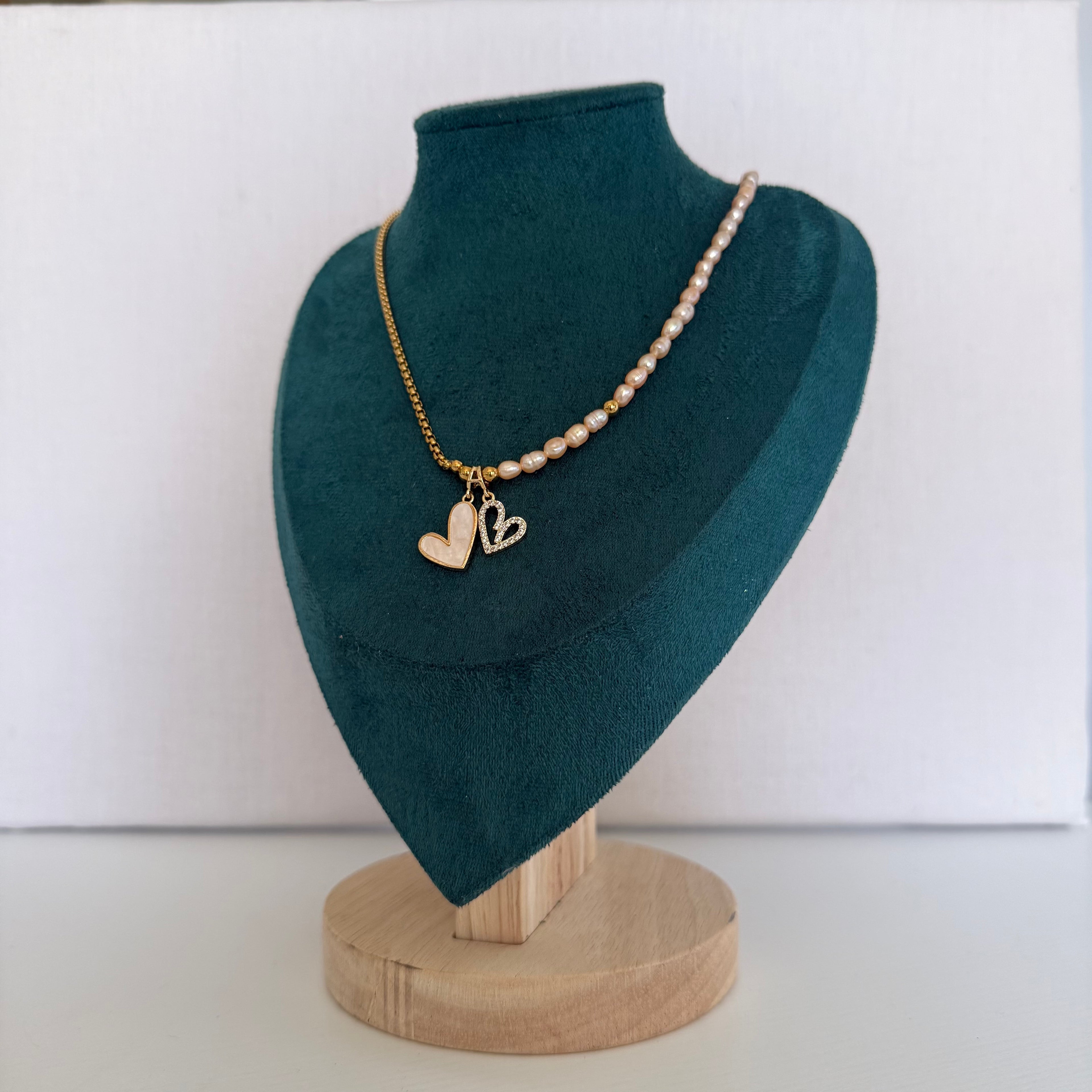Collier Eloria – Perles roses et pendentif double cœur doré