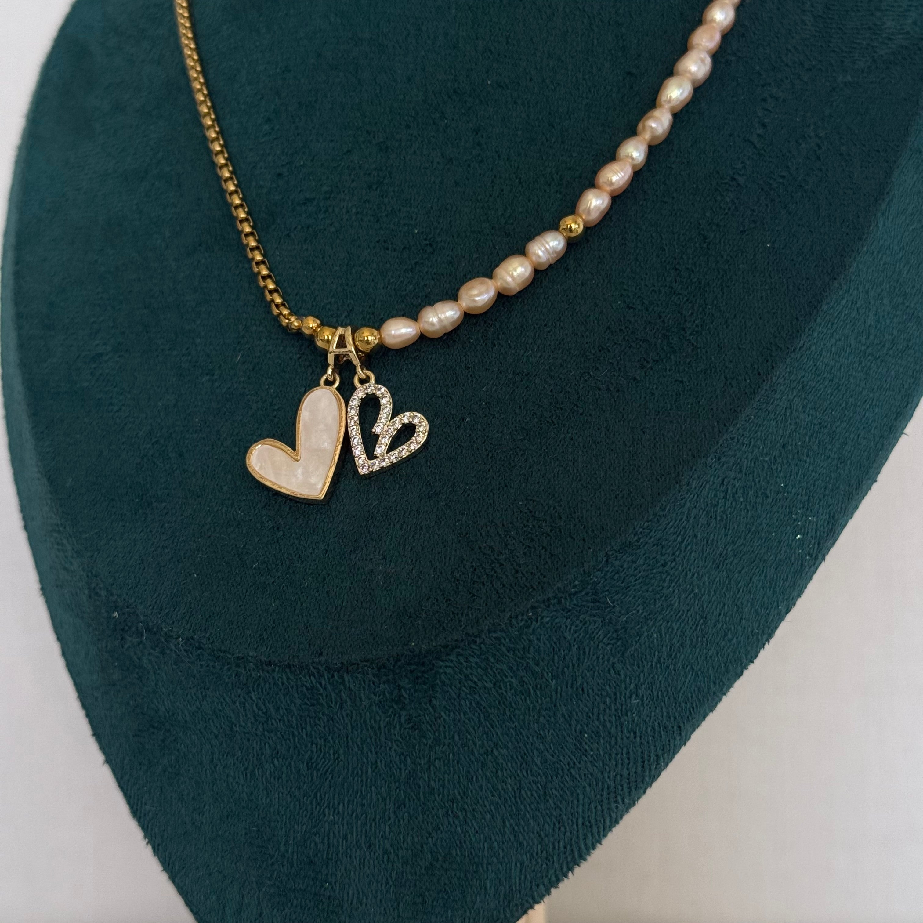 Collier Eloria – Perles roses et pendentif double cœur doré