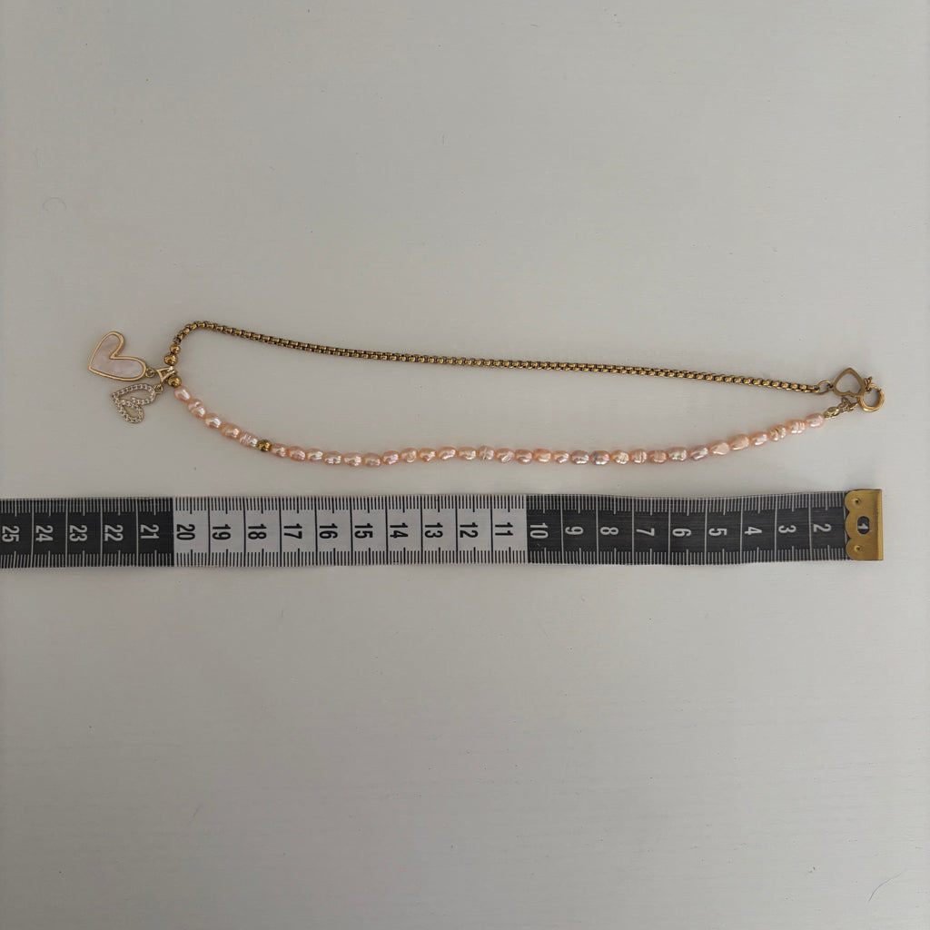 Collier Eloria – Perles roses et pendentif double cœur doré