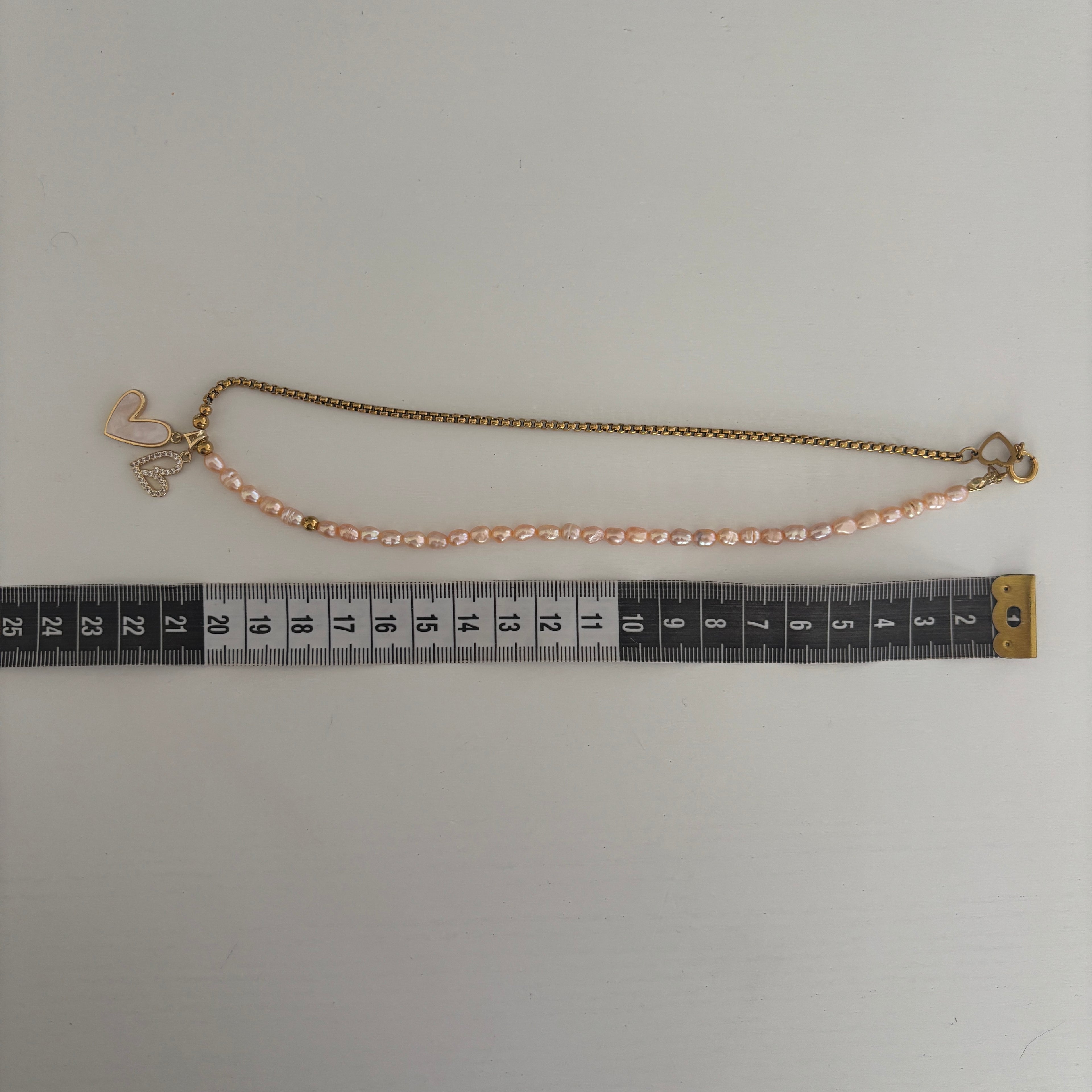 Collier Eloria – Perles roses et pendentif double cœur doré