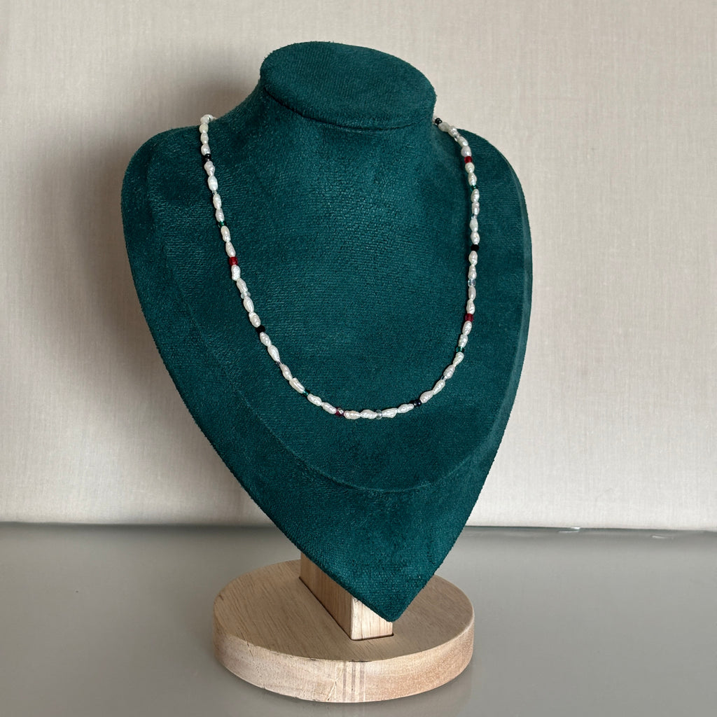 collier goa perles blanches et colorees artisanal bichoux shop