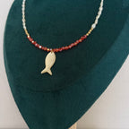 Collier Hvar – Perles blanches et pendentif poisson