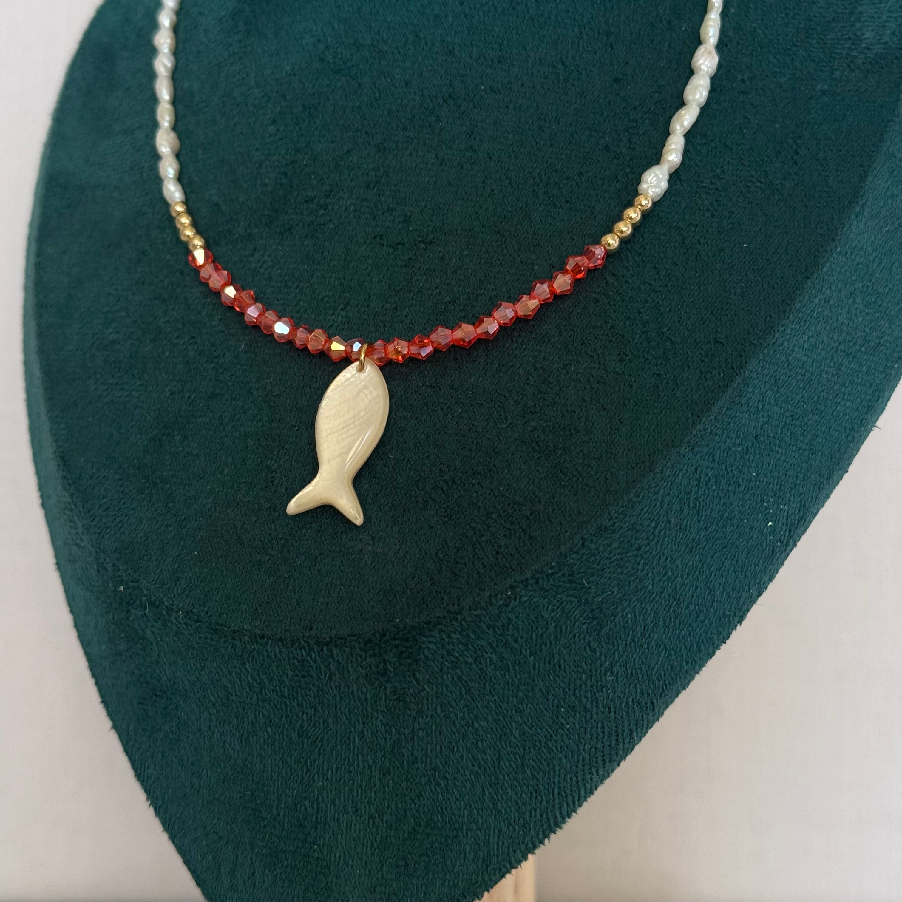 Collier Hvar – Perles blanches et pendentif poisson