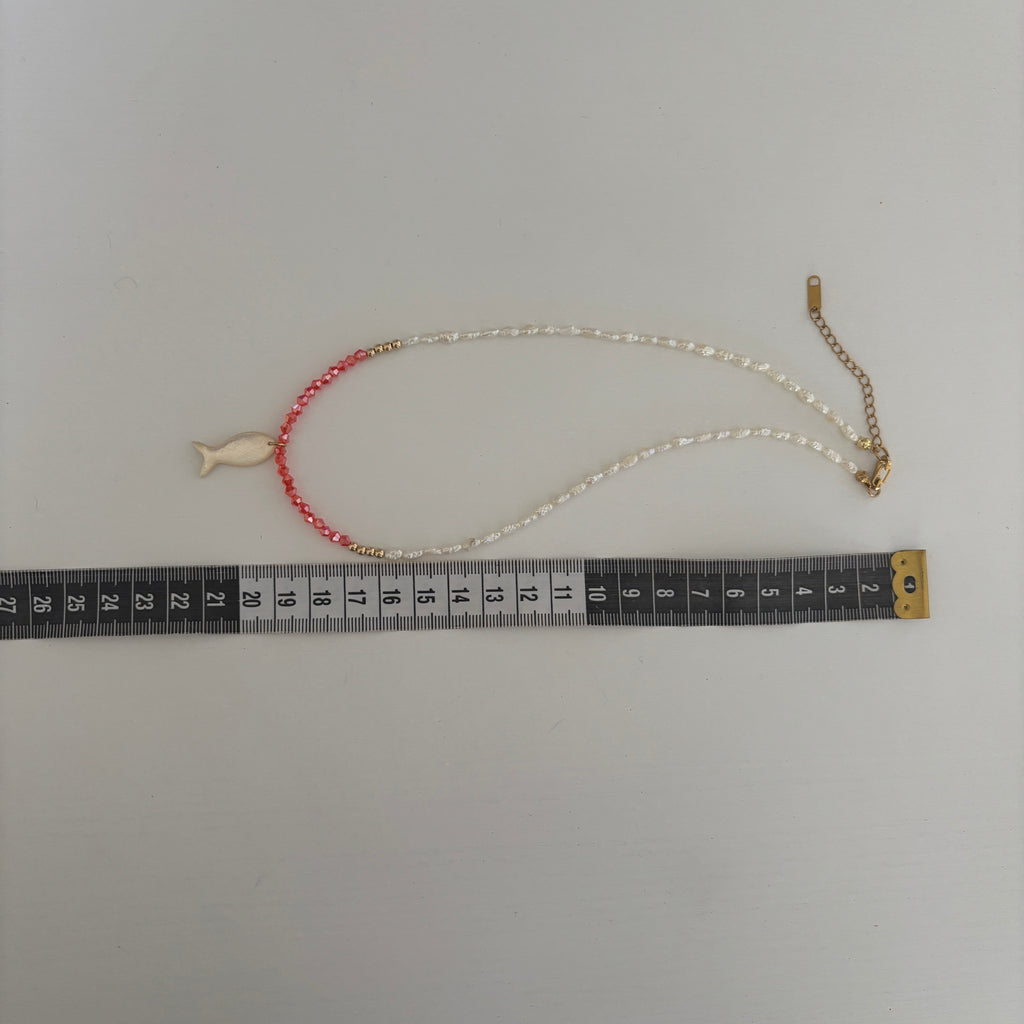Collier Hvar – Perles blanches et pendentif poisson