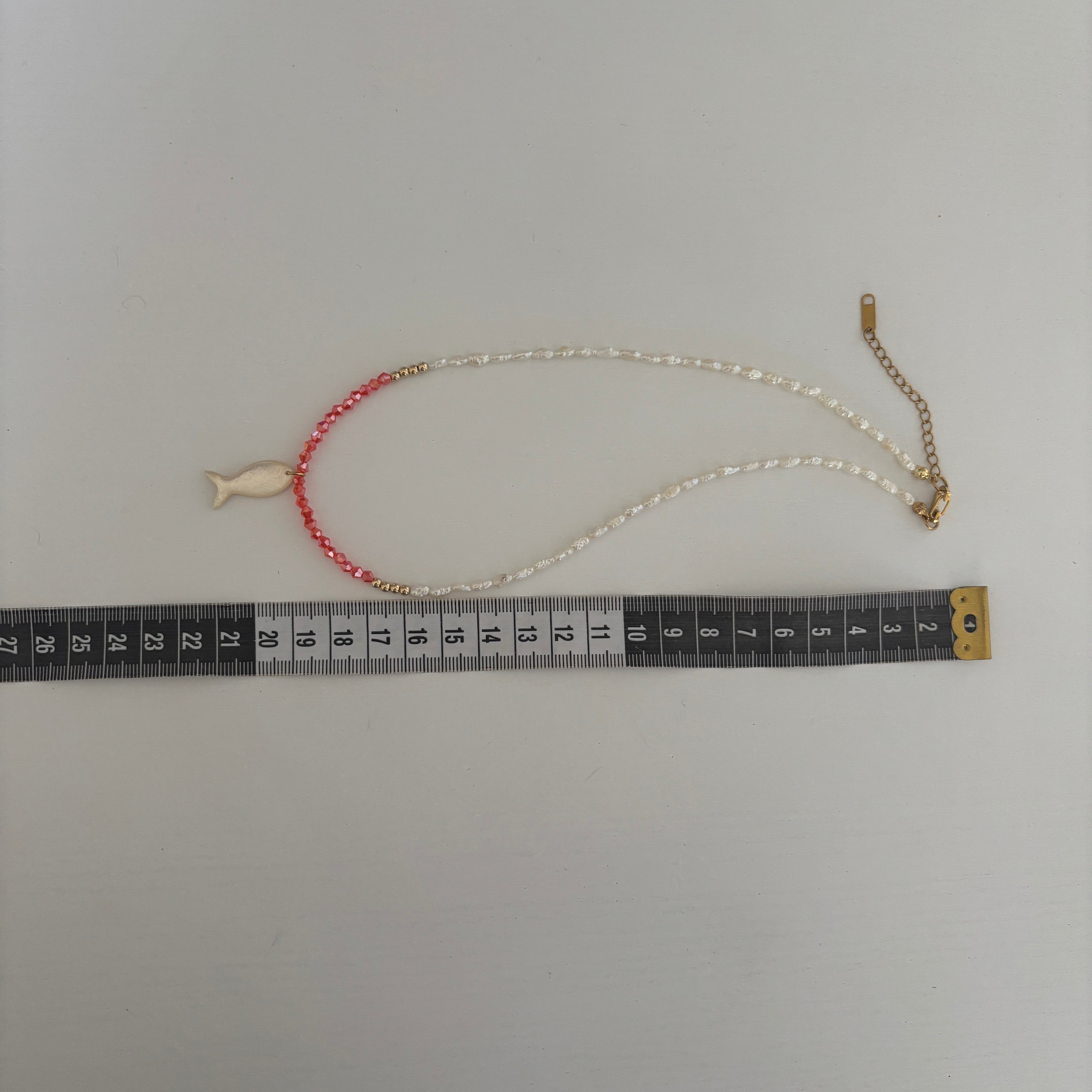 Collier Hvar – Perles blanches et pendentif poisson