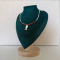 Collier Hvar – Perles blanches et pendentif poisson