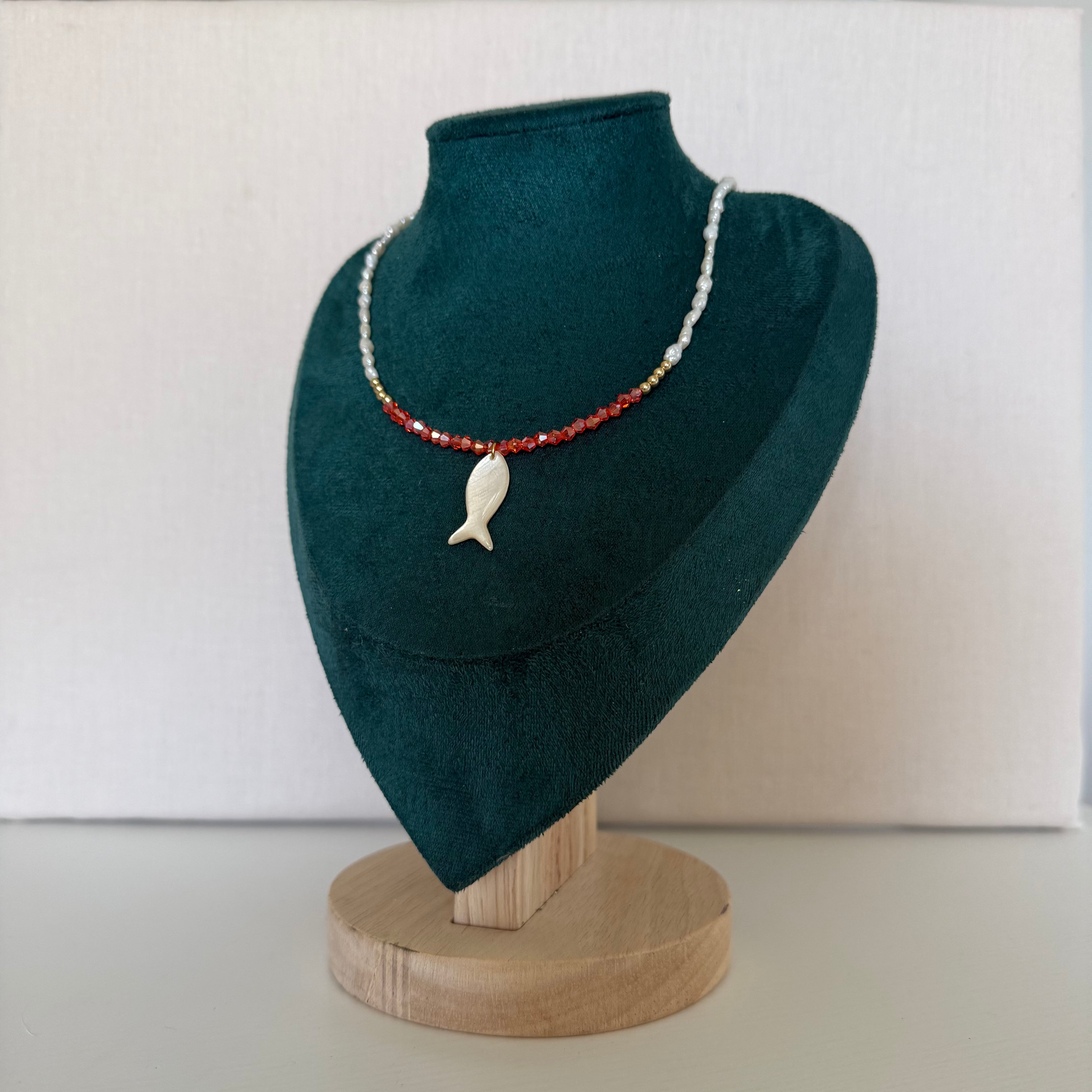 Collier Hvar – Perles blanches et pendentif poisson