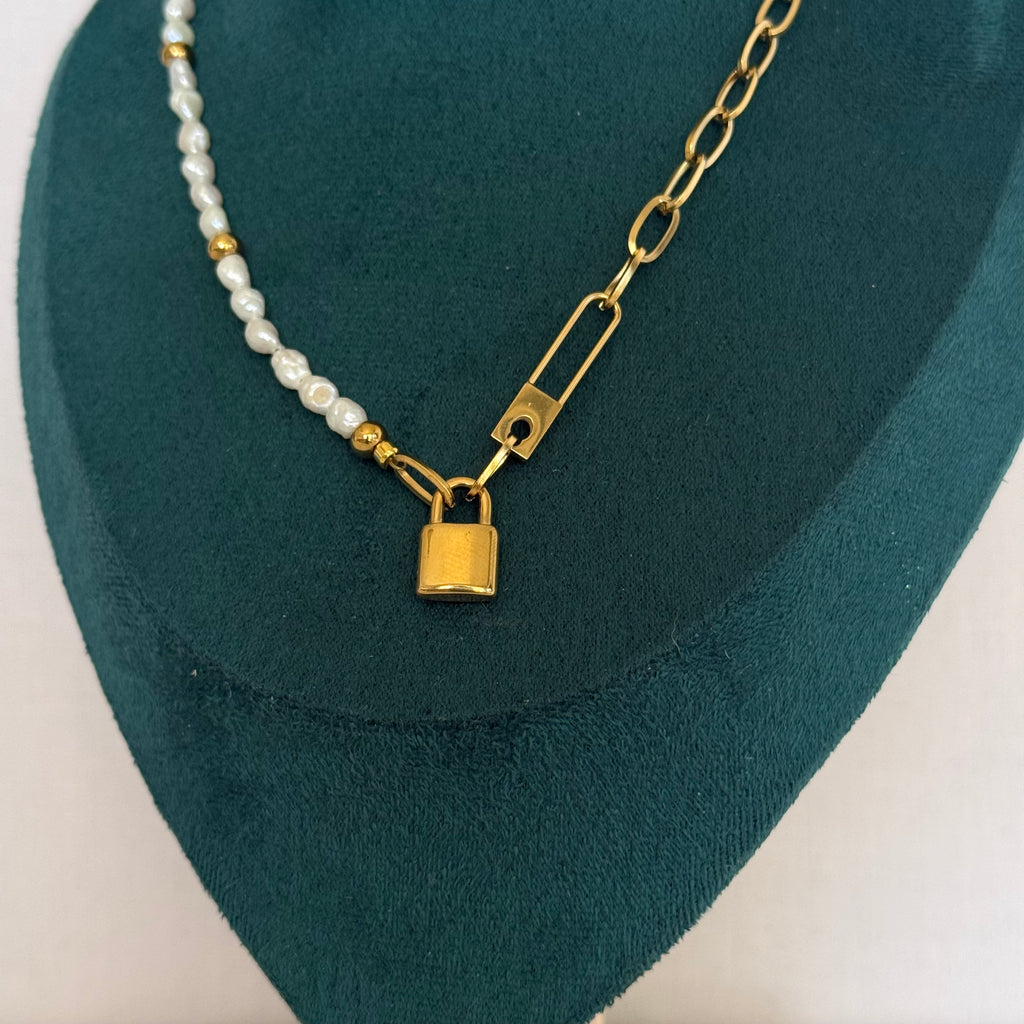 Collier Ischia – Perles et chaîne dorée avec pendentif cadenas