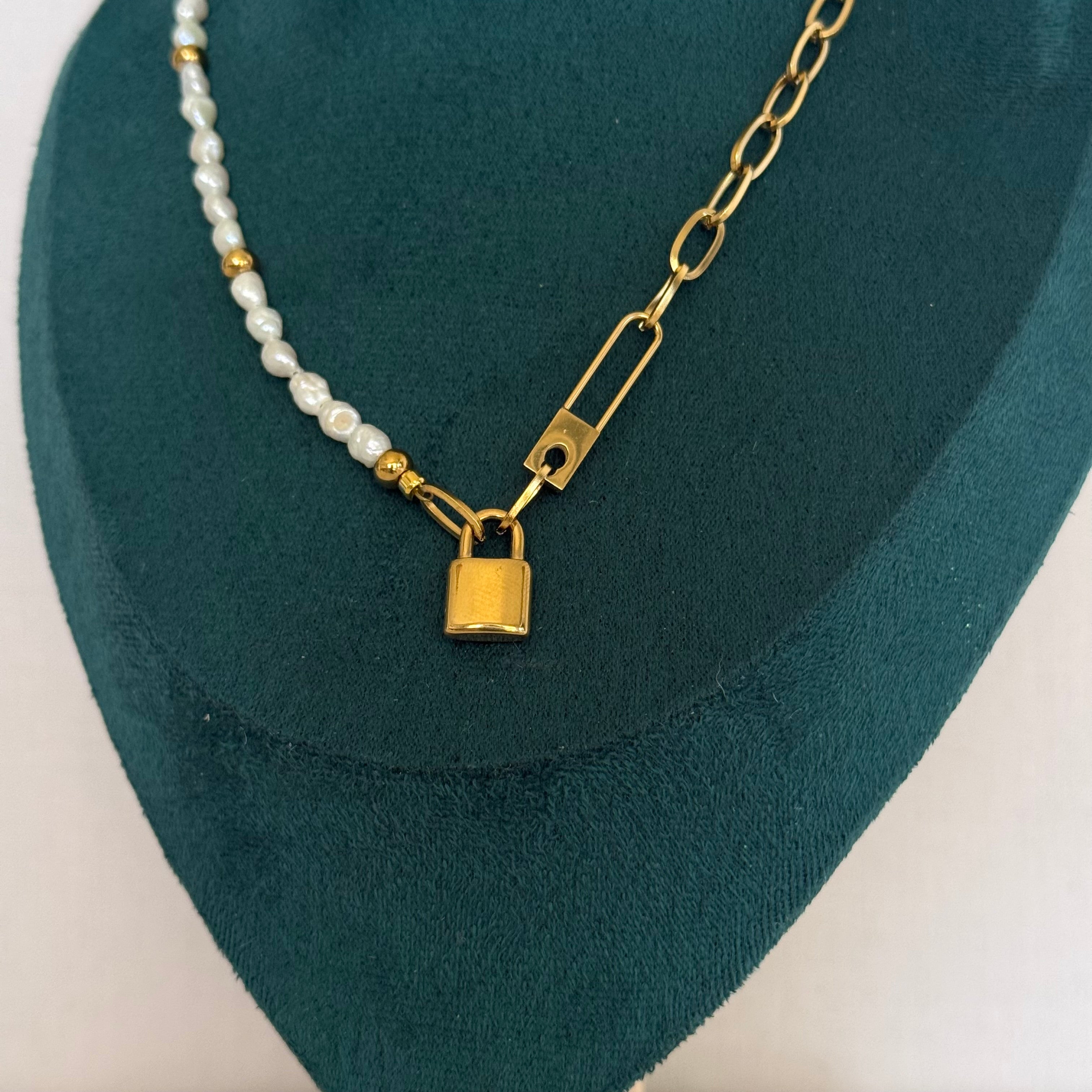 Collier Ischia – Perles et chaîne dorée avec pendentif cadenas