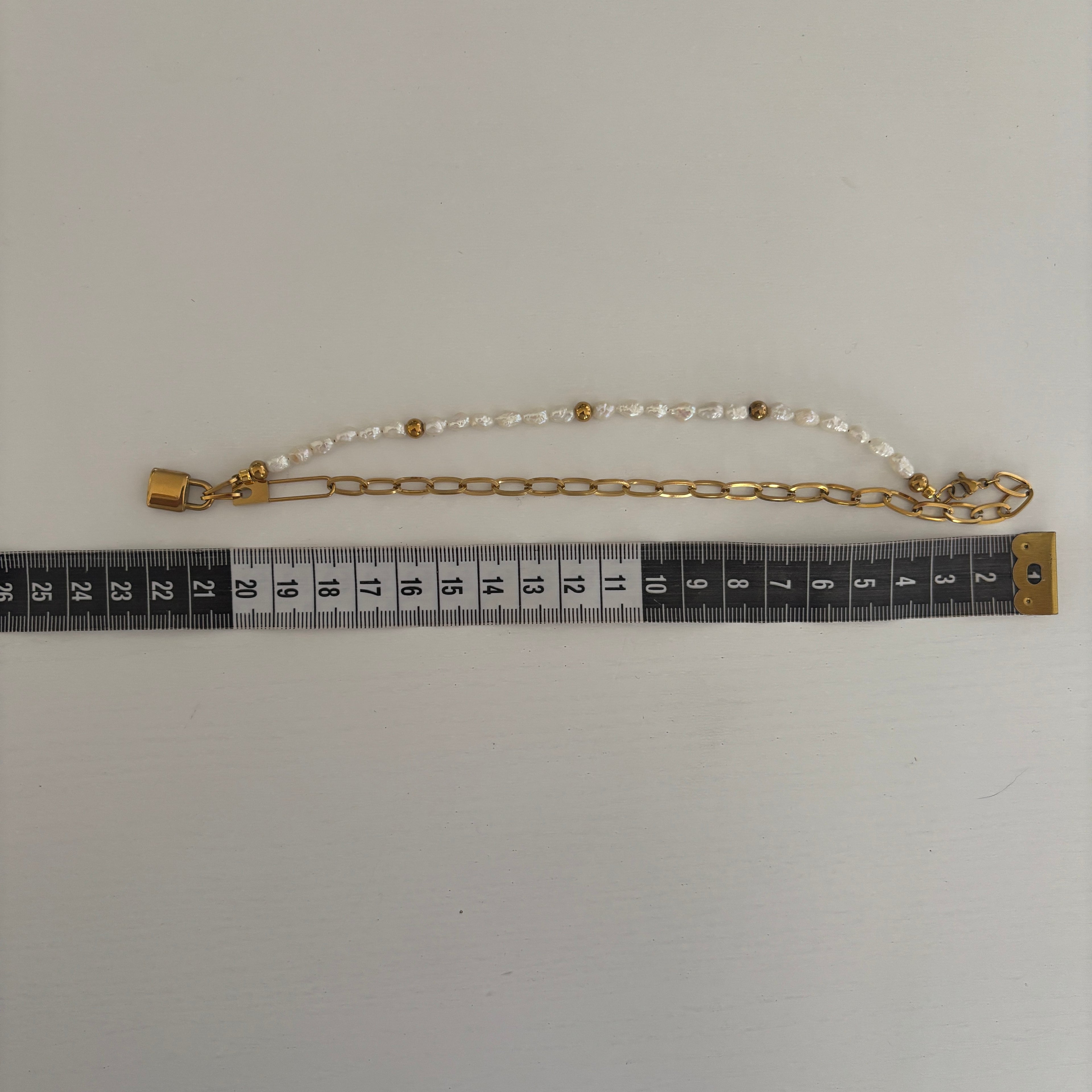 Collier Ischia – Perles et chaîne dorée avec pendentif cadenas