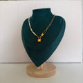 Collier Ischia – Perles et chaîne dorée avec pendentif cadenas