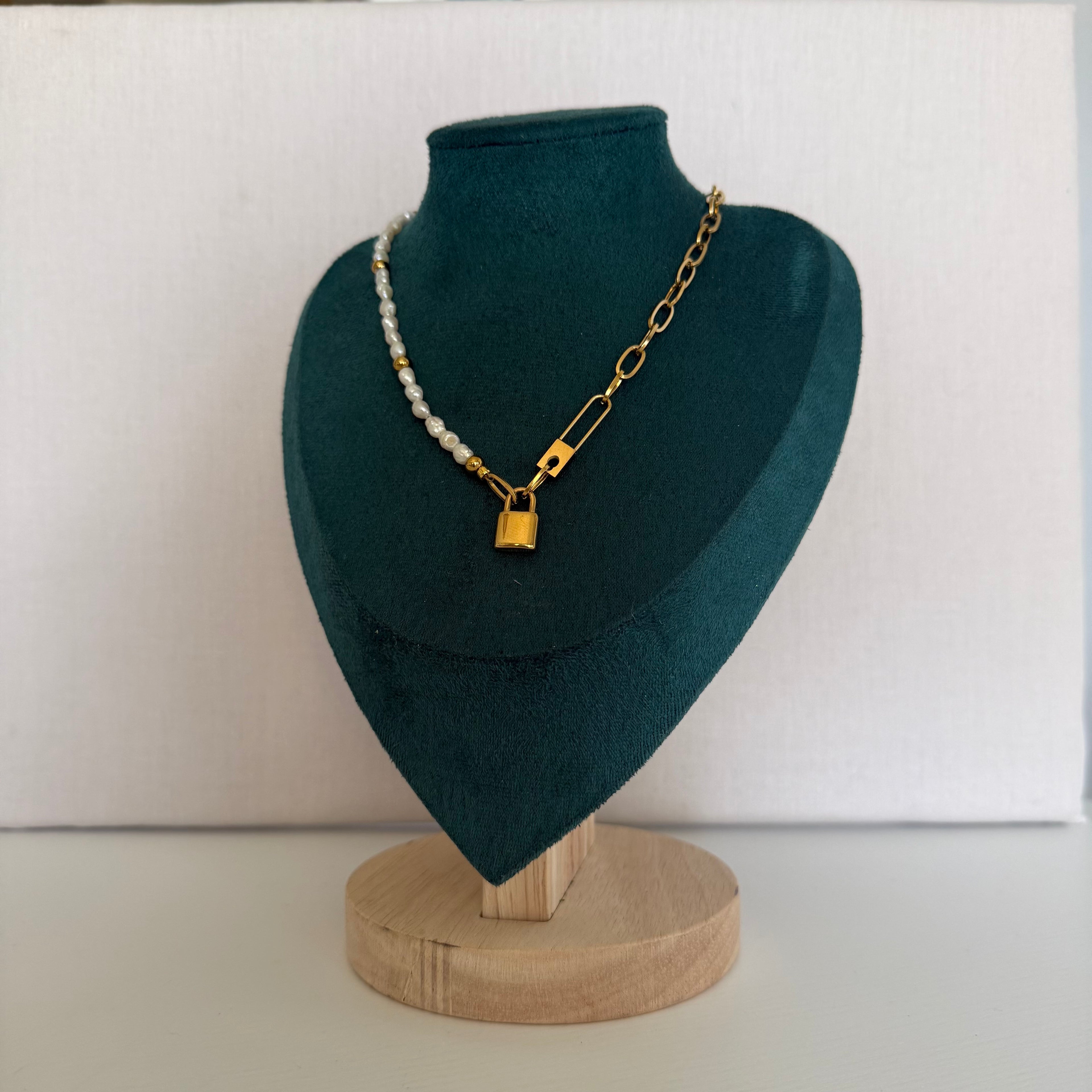 Collier Ischia – Perles et chaîne dorée avec pendentif cadenas