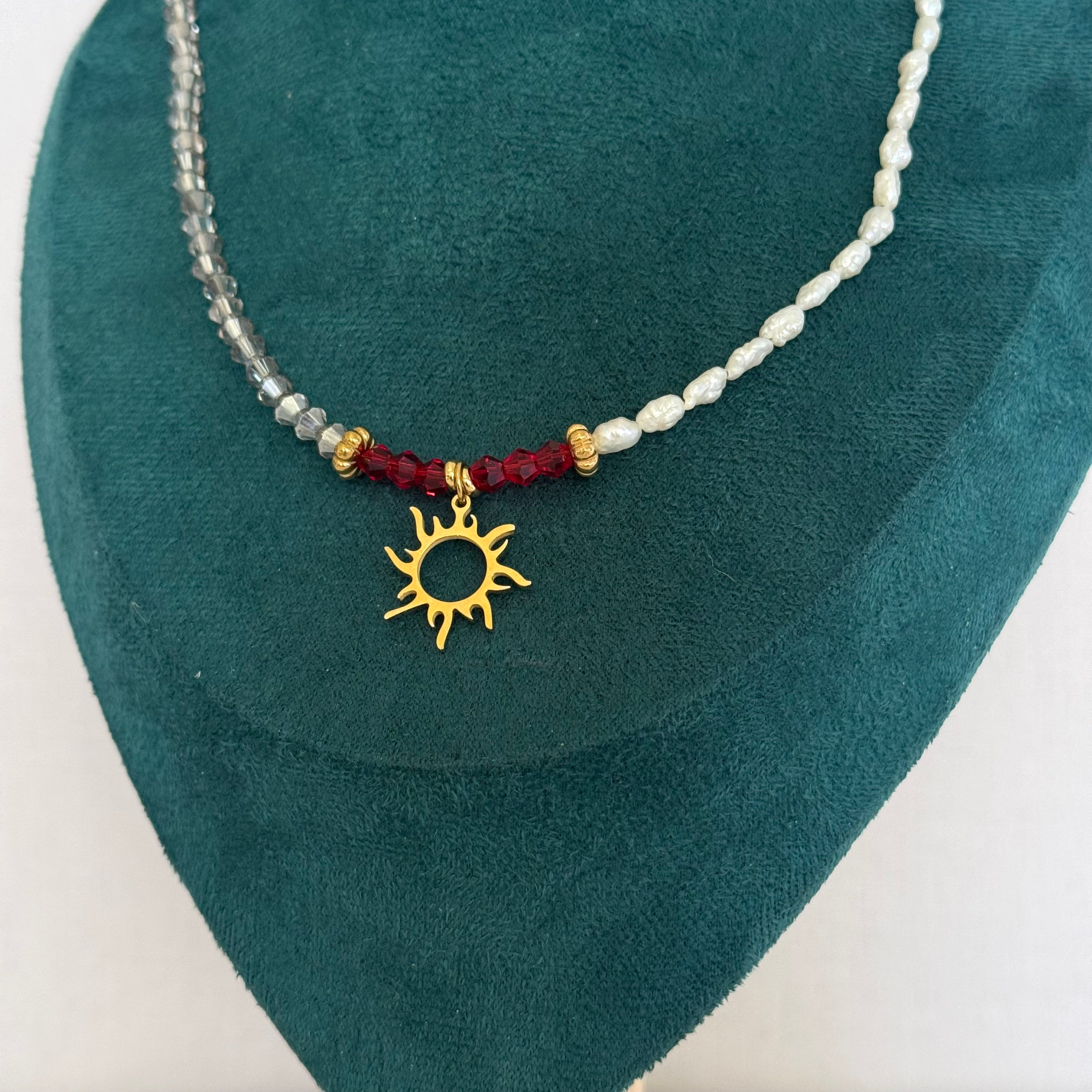 Collier Solmira – Perles blanches, grises et pendentif soleil