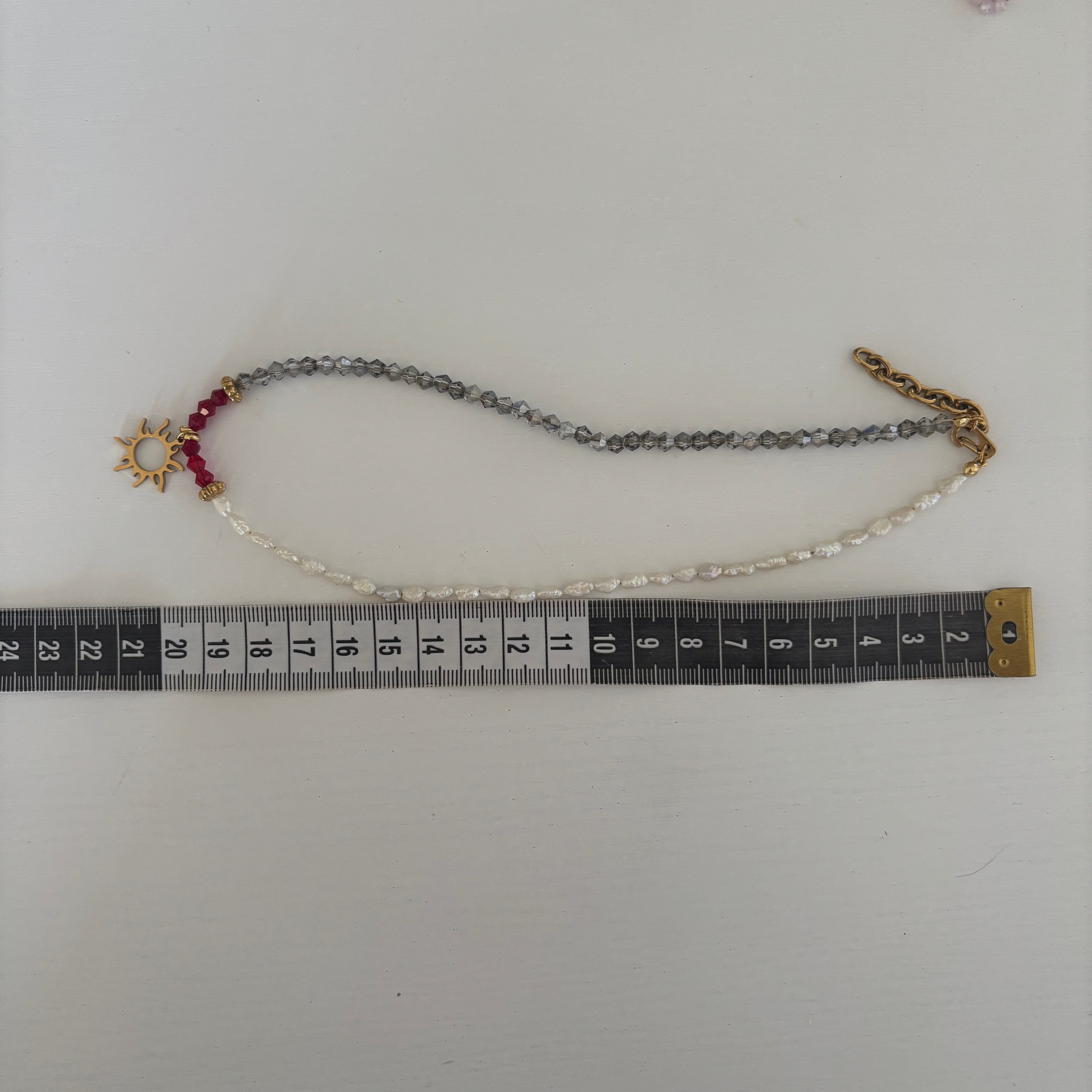 Collier Solmira – Perles blanches, grises et pendentif soleil