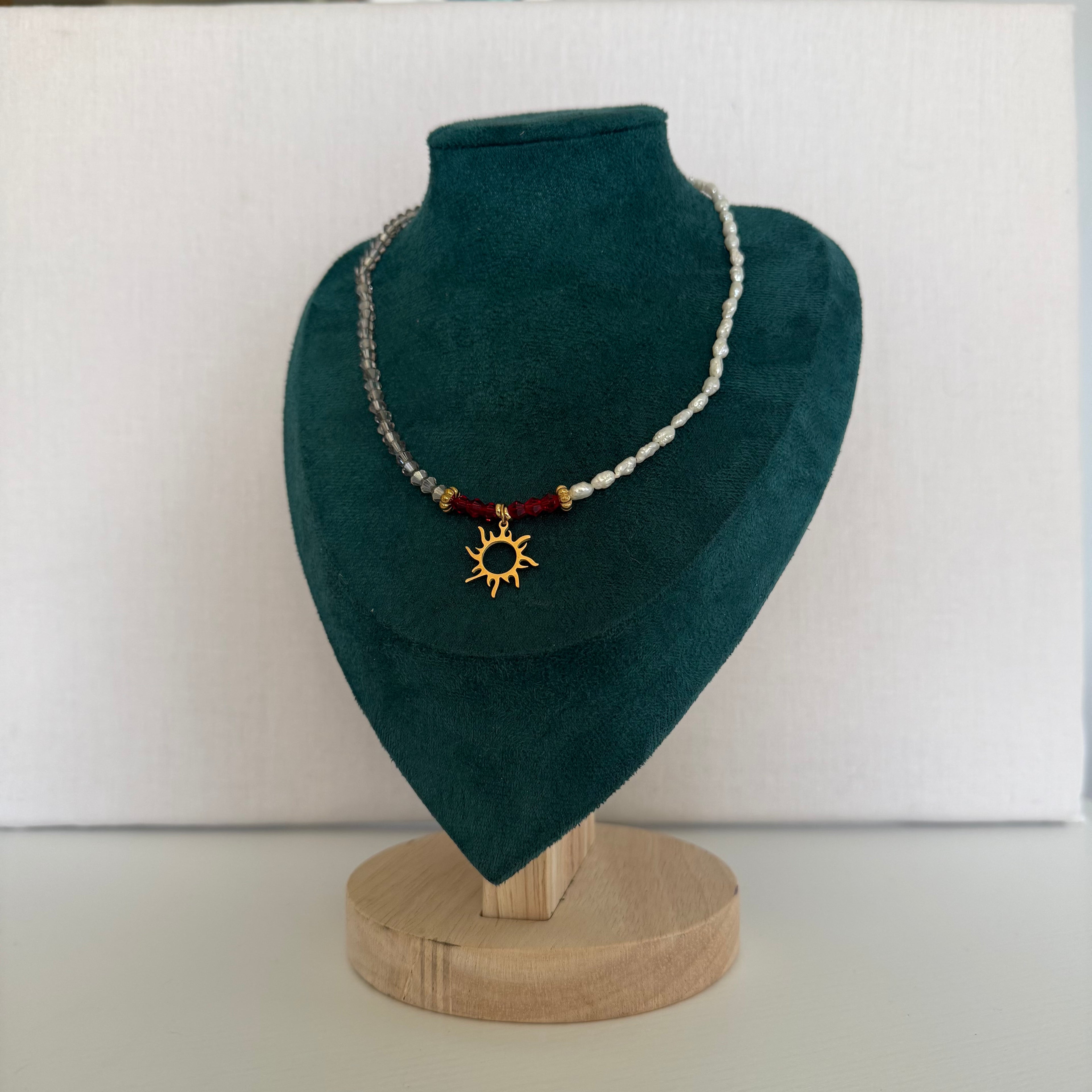 Collier Solmira – Perles blanches, grises et pendentif soleil