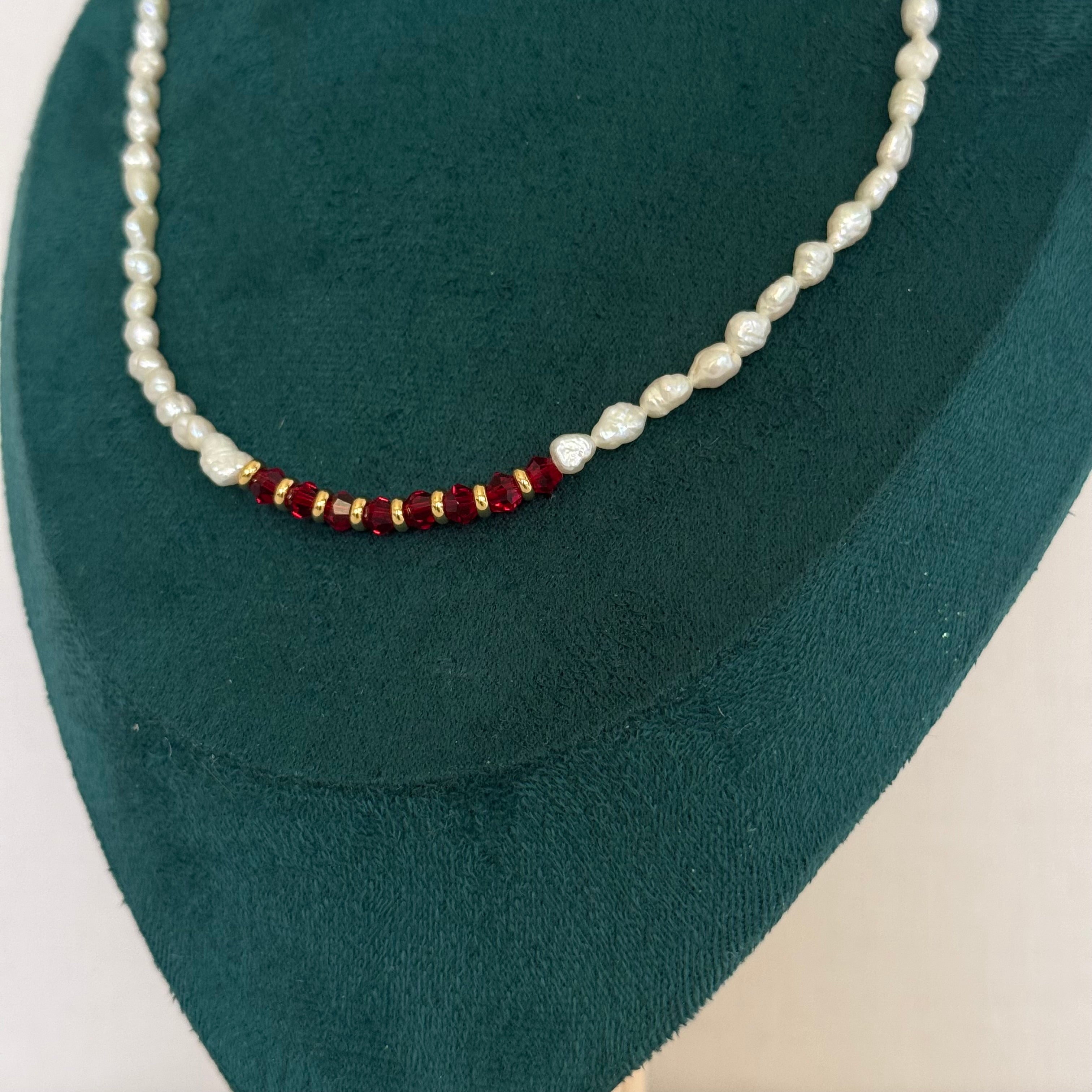 Collier Syracuse – Grosses perles blanches et touches rouges