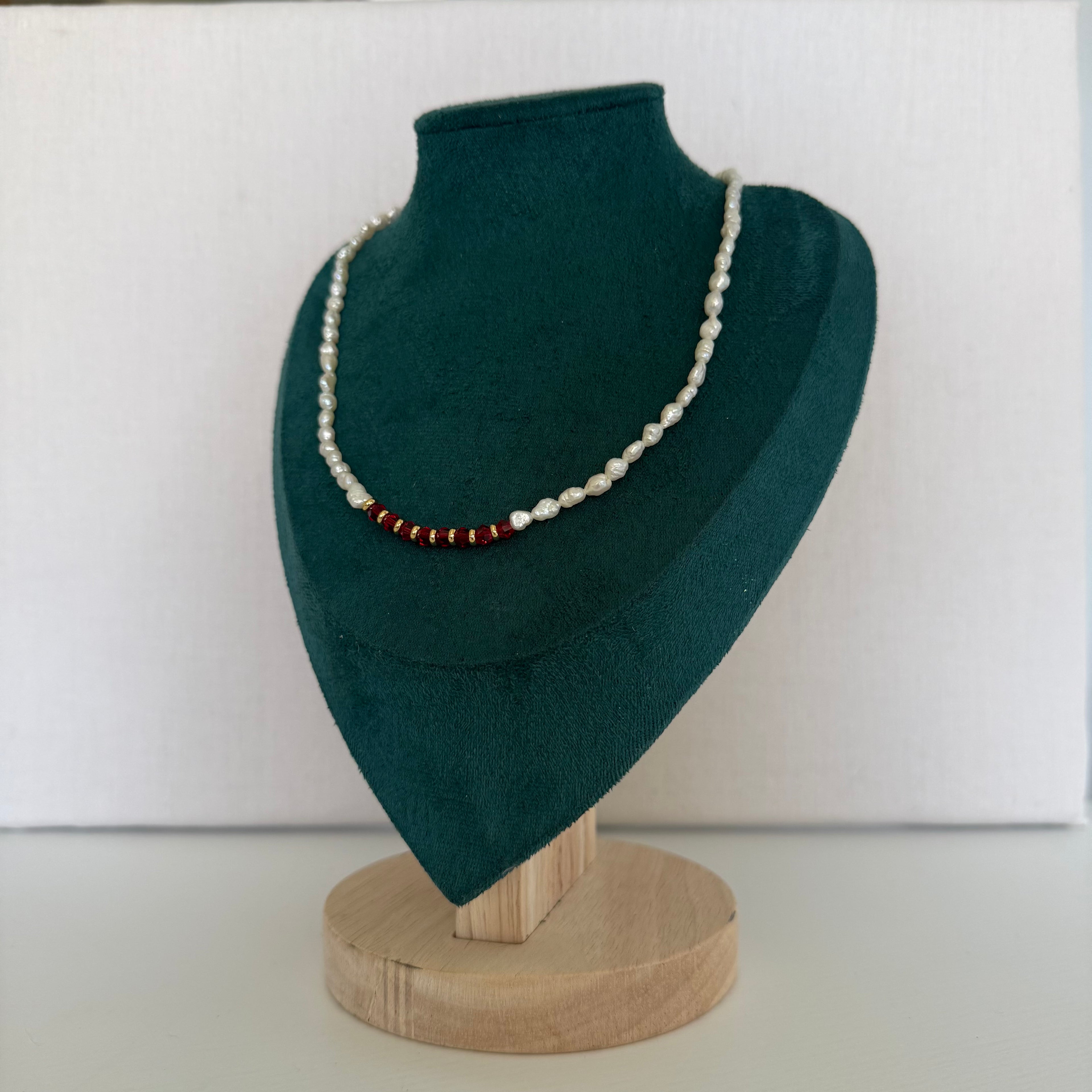Collier Syracuse – Grosses perles blanches et touches rouges